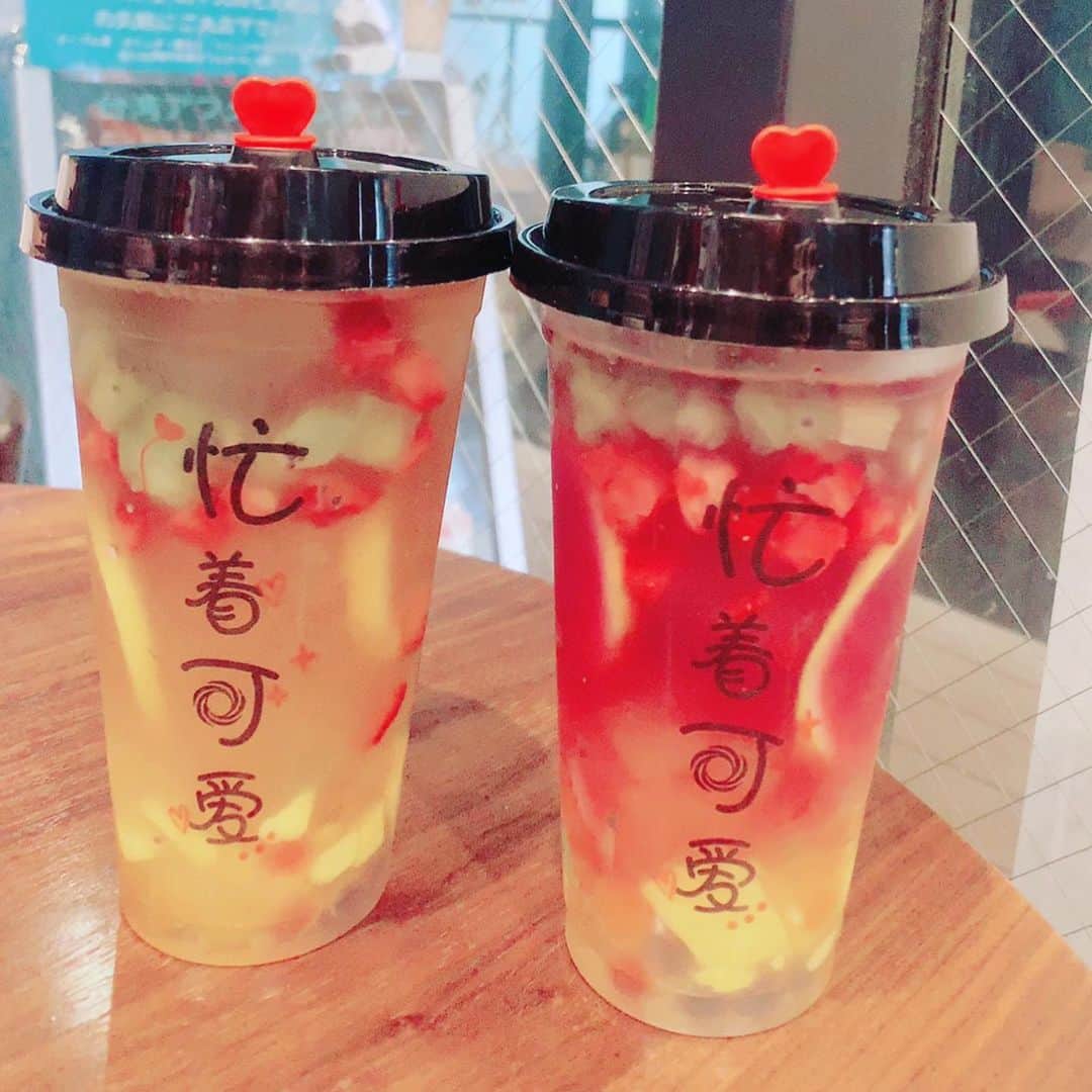 石崎佳代子さんのインスタグラム写真 - (石崎佳代子Instagram)「🍹 タピオカ in フルーツティー ↑パワーワードの二重奏や〜 . なんだこの可愛い飲み物は‼️ うん、ひたすらに可愛い・・・ . 「きらめきpalette」でも 度々レポートをしてくれている タレントの岡野あやかちゃん @ayaka.o531  が フルーツティーが好き💕だとか 20代のlovelyを振りまいていたので アタクシも乗っからせてもらい、 新しい世界を垣間見て来ました🥰 . #パンダは #番号札になっていた #可愛い #ただただ可愛い . #フルーツティー #タピオカ  #今泉カフェ #チャイナカフェ #福岡カフェ #石崎佳代子 #岡野あやか #福岡スイーツ #天神カフェ #天神スイーツ #台湾スイーツ  #タピオカドリンク #タピる」5月28日 18時34分 - kayoko_ishizaki
