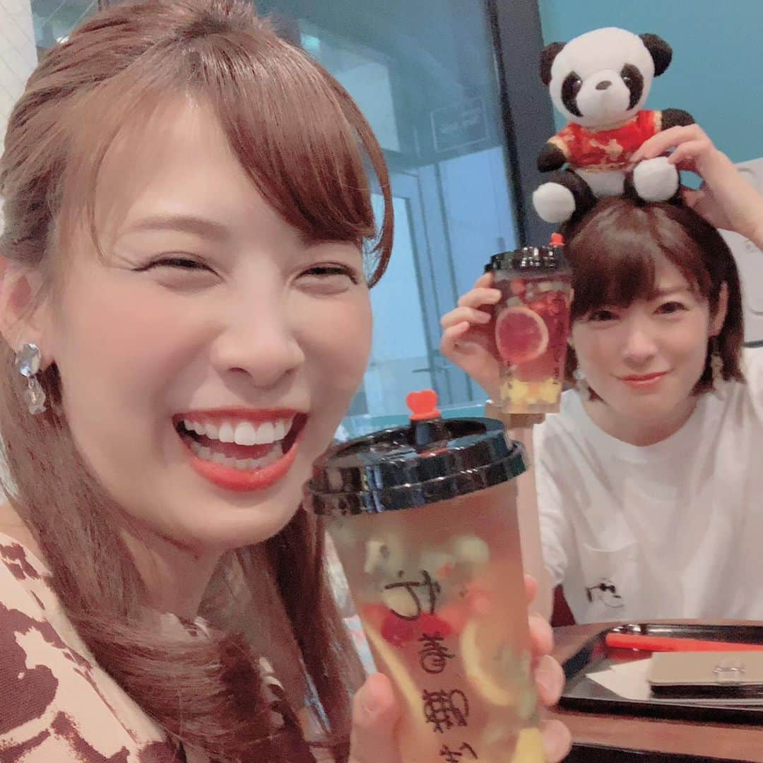 石崎佳代子さんのインスタグラム写真 - (石崎佳代子Instagram)「🍹 タピオカ in フルーツティー ↑パワーワードの二重奏や〜 . なんだこの可愛い飲み物は‼️ うん、ひたすらに可愛い・・・ . 「きらめきpalette」でも 度々レポートをしてくれている タレントの岡野あやかちゃん @ayaka.o531  が フルーツティーが好き💕だとか 20代のlovelyを振りまいていたので アタクシも乗っからせてもらい、 新しい世界を垣間見て来ました🥰 . #パンダは #番号札になっていた #可愛い #ただただ可愛い . #フルーツティー #タピオカ  #今泉カフェ #チャイナカフェ #福岡カフェ #石崎佳代子 #岡野あやか #福岡スイーツ #天神カフェ #天神スイーツ #台湾スイーツ  #タピオカドリンク #タピる」5月28日 18時34分 - kayoko_ishizaki