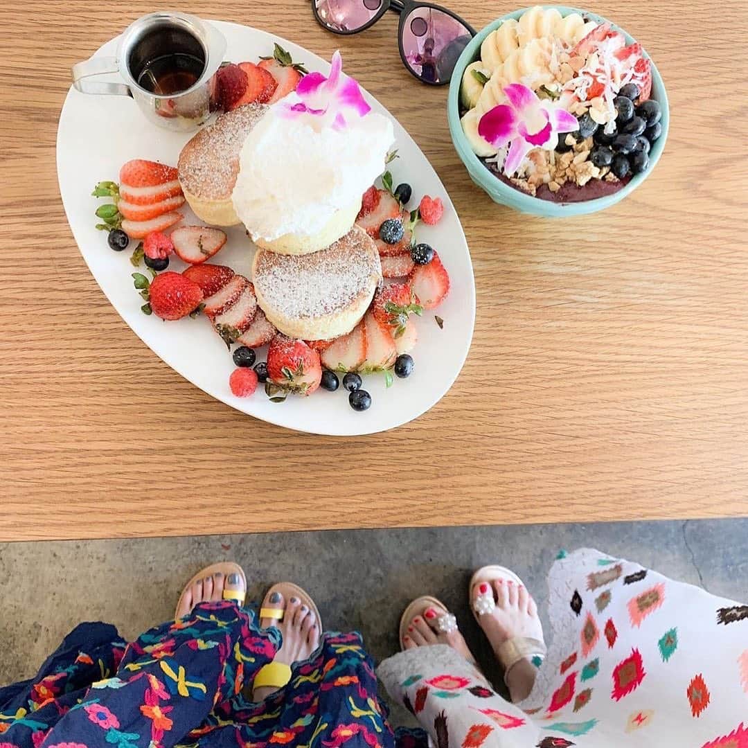 【JTB】マイトリ公式アカウントのインスタグラム：「＼follow me!! 💛／﻿ ﻿ 今日の #マイトリハワイ 投稿は…@miyaco8さんの #ハワイ でのお写真📷✨﻿ ﻿ とってもかわいく盛り付けられたパンケーキ🍰💕アサイーボウル🌺✨やっぱり💕デザートは女子旅にはかかせませんね😍﻿ ﻿ マイトリサイトには、海外、国内の女子旅情報をUPしています❣️URLから、是非チェックしてみてください😚﻿ ﻿ #マイトリハワイ #マイトリ #JTB #JTBで旅したい #ハワイ旅行 #ハワイ女子旅 #ハワイ女子 #ハワイ観光 #ハワイ最高 #パンケーキ #アサイーボウル #カイルア #女子旅 #フォトジェニック #traveler #girlstrip #旅行 #女子カメラ #写真好きな人と繋がりたい #trip #フォトスポット #GirlsWhoTravel #girlaroundworld」