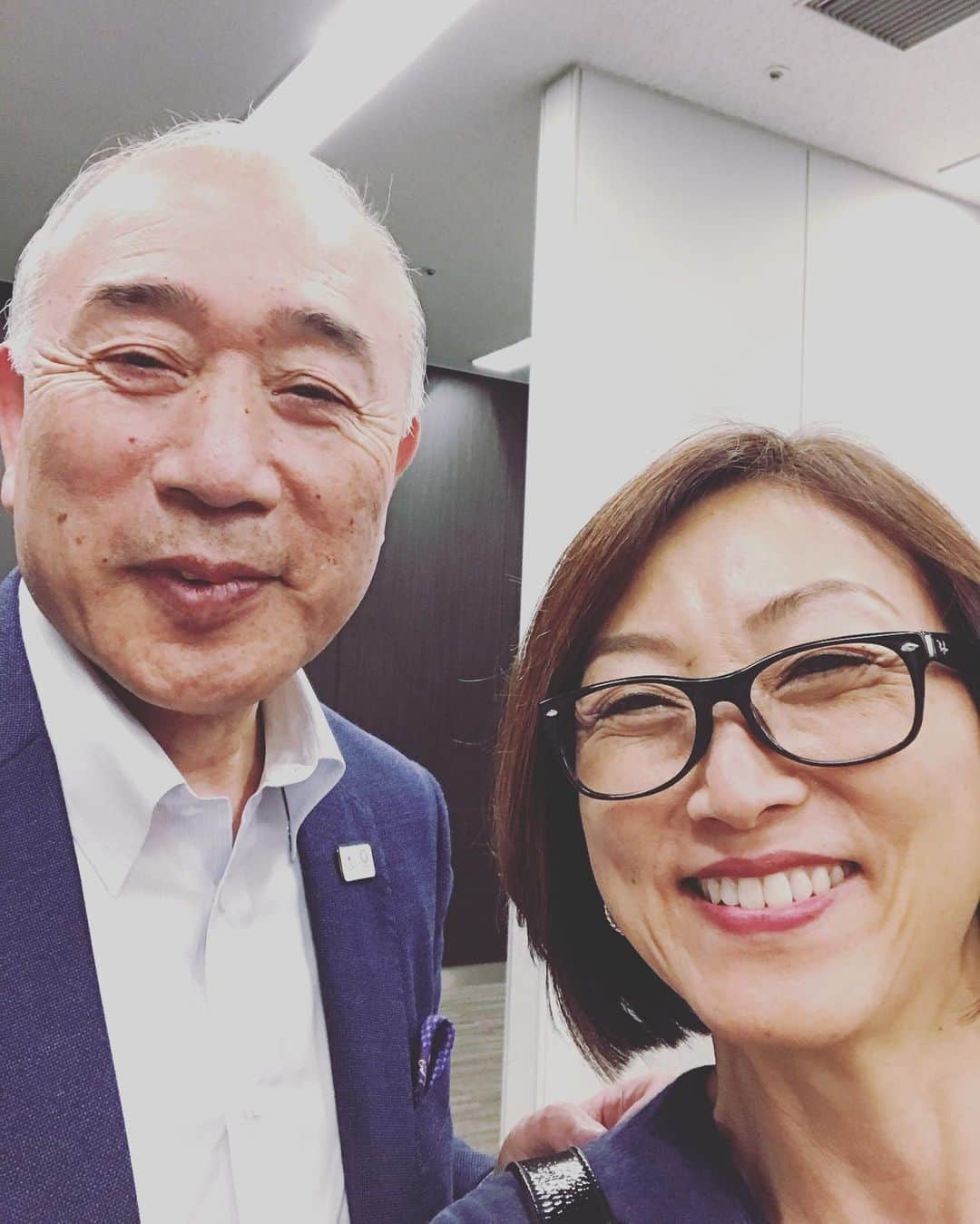 田中ウルヴェ京さんのインスタグラム写真 - (田中ウルヴェ京Instagram)「羽田空港で、スポーツ界のパパに遭遇しました！🤣 ミズノでの直属の元上司でもある上治さん。 上治さんは沖縄へ、私は日本最北端の稚内へ。💪 上治さん優しいから、私のところまで見送りに来てくださって。 いつもありがとうございます。 今日から自分は車いすバスケットボール代表合宿です。  Going to Wakkanai, the city located in the most north of japan for the wheelchair basketball national team training camp. When I arrived in the Haneda airport I ran into Jo Ueji, Mr. Olympics. 😊😊」5月28日 18時43分 - miyako.tanaka.oulevey