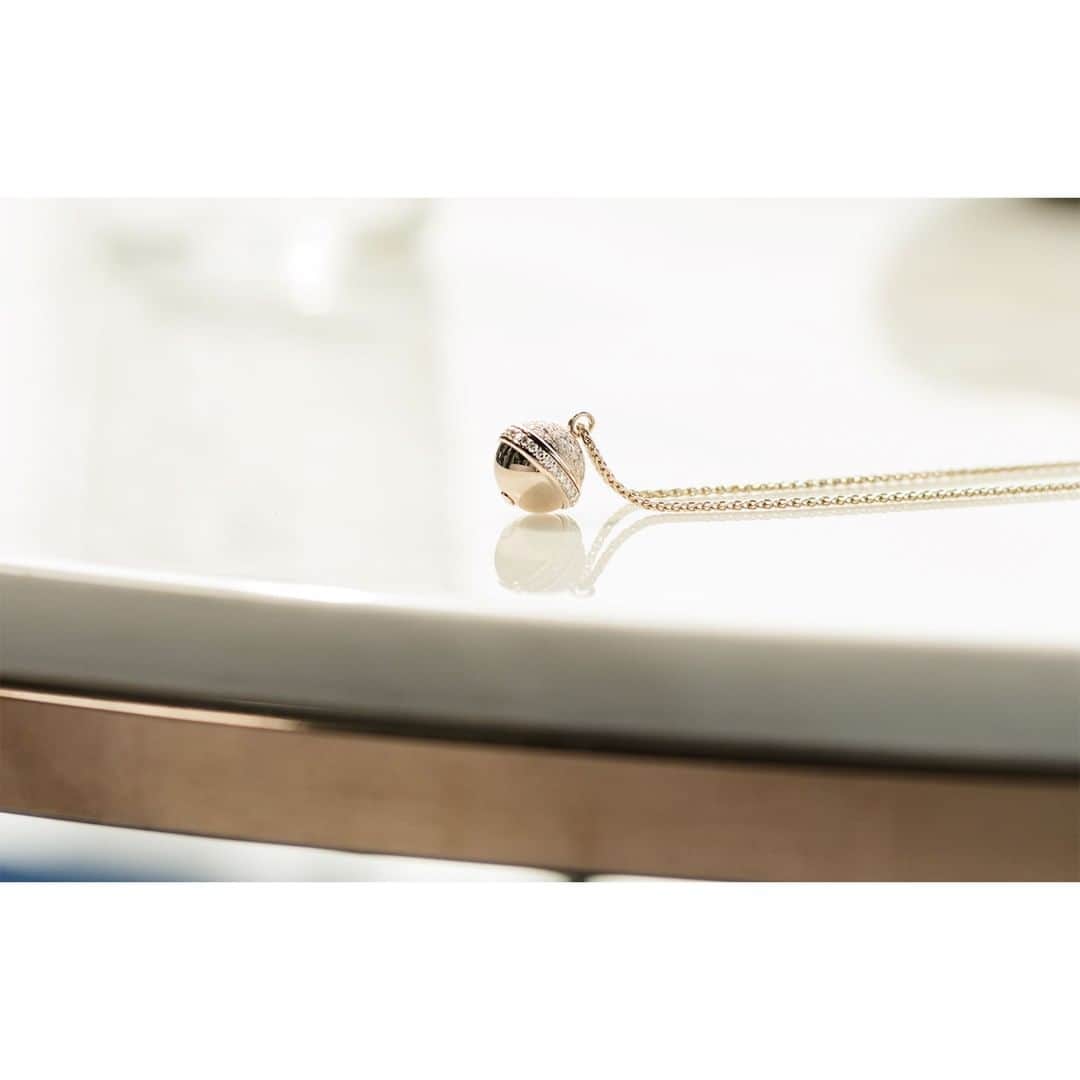 のインスタグラム：「18k rose gold set with 116 brilliant-cut diamonds, all the ingredients for a chic #PiagetPossession pendant.  #Piaget #Jewellery #PiagetJewellery #TurnAndShine」