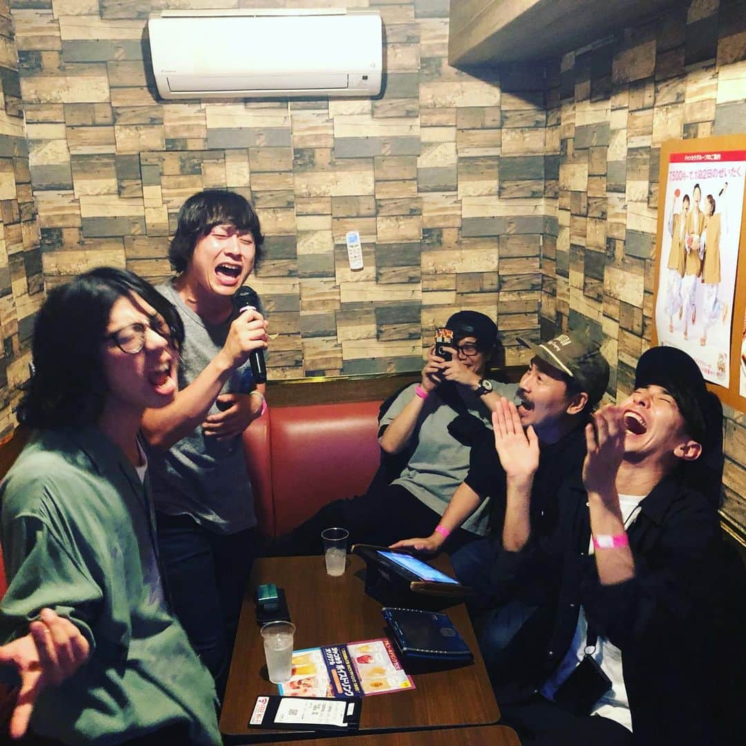 タクマ さんのインスタグラム写真 - (タクマ Instagram)「バヤ"いつか結婚しても"熱唱中。堺ミーティングの夜はオモロ熱かった。めっちゃ笑ったなー。  また行こうね。  #リクバヤタクマコウイチシイキ #オモロカラオケサバイバル」5月28日 18時45分 - takumamitamura