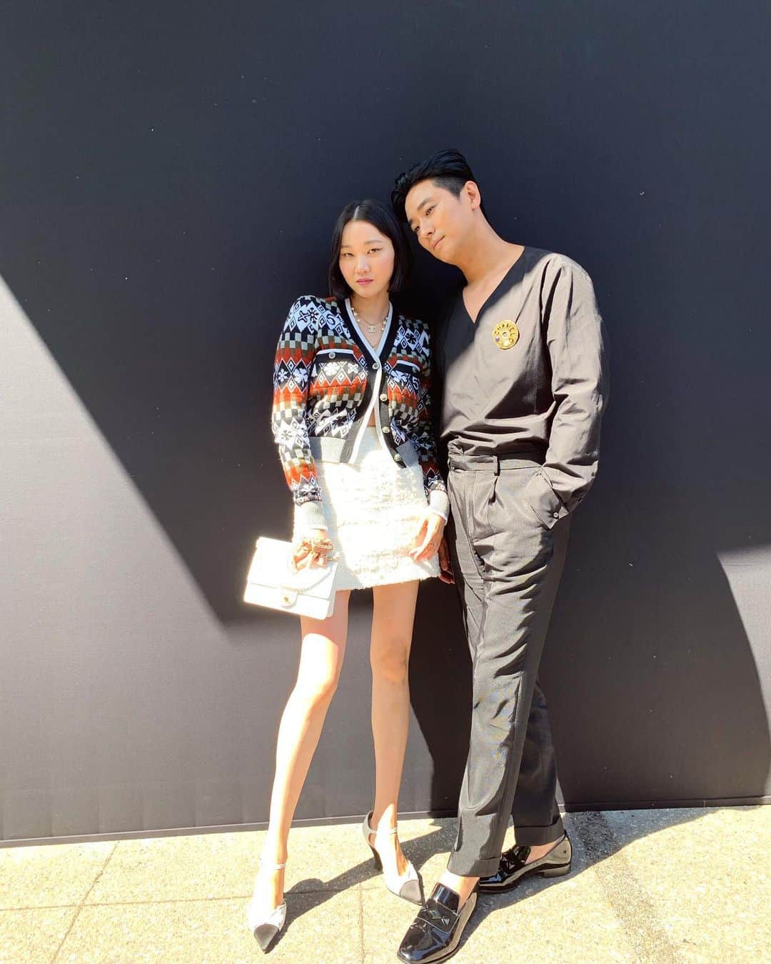 チャン・ユンジュのインスタグラム：「반가운 친구들. 💋❤️🥰 멋쟁이 주지훈. 오랜만에 봐도 편하고 즐거워. 추억은 방울방울.  언제봐도 기분좋은 김고은양과 샤넬 패션쇼 현장에서.  _ #Thankyou @chanelofficial」