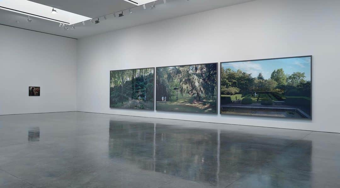 ガゴシアン・ギャラリーさんのインスタグラム写真 - (ガゴシアン・ギャラリーInstagram)「#JeffWall: Visit Jeff Wall's first exhibition with the gallery, now on view at Gagosian, West 21st Street, New York, through July 26. The majority of the works included are presented for the first time.  The triptych "I giardini/The Gardens" was photographed in the gardens of the Villa Silvio Pellico in Moncalieri, outside of Turin, Italy. Though Wall has made several works that combine two or more images, this is the first in which the order, read from left to right, represents a passage of time. Learn more via the link in our bio! __________ #Gagosian #GagosianW21St  Installation views, "Jeff Wall," Gagosian, West 21st Street, New York, April 30–July 26, 2019. Artwork © Jeff Wall. Photos: Rob Mckeever」5月28日 18時49分 - gagosian