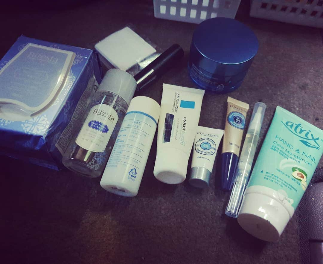 ソン・ジェリムさんのインスタグラム写真 - (ソン・ジェリムInstagram)「. i use these. Mostly in my car on my way home after filming. I also use other stuff at home bt they are similar ones like paw paw cream 소소한 업무 용품 & 성능좋은 저렴이들 샘플 및 남는 화장품은 차에서 다 털기  Q.피부 관리요? A.메이크업 지우자마자 건조하지않게  머든 다 발라요.  심지어 핸드크림이라도. "수분"이 제일 중요  저는 건성피부입니다」5月28日 18時53分 - jaelim_song