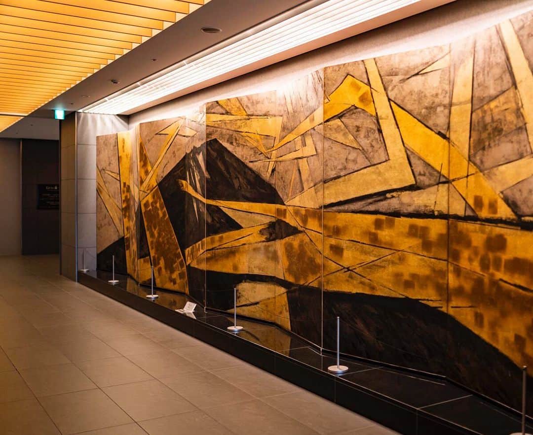 ザ・キャピトルホテル 東急 公式さんのインスタグラム写真 - (ザ・キャピトルホテル 東急 公式Instagram)「ザ･キャピトルホテル 東急1Fでは、巨大絵画「富士雷鳴」が皆さまをお迎えいたします。直線的であり力強さ・激しさをも感じるこの絵画は、東京ヒルトン時代を経てキャピトル東急ホテル「みさおラウンジ」にも飾られていた、横山操氏の作品を修復したものです。  This huge picture named “Fuji-Raimei”, was painted by Mr. Misao Yokoyama in 1960s and welcomes guests on the 1st floor of The Capitol Hotel Tokyu.  #thecapitolhoteltokyu #art #mtfuji #富士山 #横山操」5月28日 18時53分 - thecapitolhoteltokyu