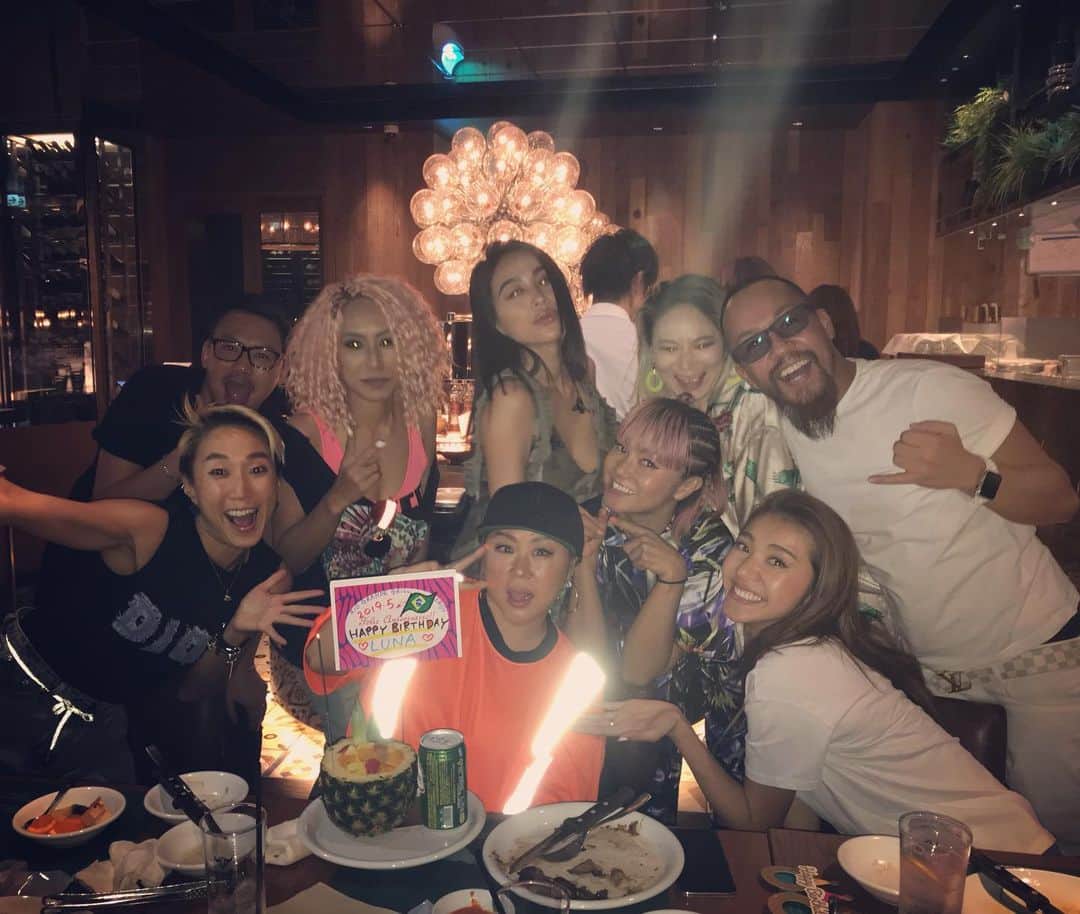 Nazukiのインスタグラム：「ViiDA 相方 LUNA HAPPY BIRTHDAY✨✨✨✨㊗️ 今年もサプライズお祝い😆‼️ 久々にみんなとディナーもできたし、楽しかったー👍 カラーが異国すぎる😭😂 愛されキャラLUNA😁  おめでとう㊗️ これからもよろしく👏🏻👏🏻 #viida #happybirthday #birthday #luna #サプライズ #バースデー #相方」