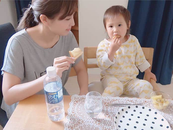 水野佑香さんのインスタグラム写真 - (水野佑香Instagram)「なんでもない平日の#朝ごはん 🍴﻿ ﻿ 時間もないから#朝はパン 派🍞で﻿ ズボラ主婦なんだけど、﻿ なるべく旬のフルーツやヨーグルトと﻿ のむシリカで栄養とミネラル補給💕﻿﻿ ﻿﻿ ﻿﻿ このお水は霧島天然水の﻿﻿ @nomusilica_official ﻿﻿ は@コスメで一位を獲得した﻿﻿ ミネラルウォーター✨﻿﻿ ﻿﻿ ﻿﻿ ﻿﻿ 子供が飲んでも安心・安全で﻿﻿ 中硬水だからすごく飲みやすいし、﻿﻿ 真夏みたいに暑い日はしっかりと﻿ ミネラルウォーターで水分補給😆💕﻿﻿ ﻿﻿ ﻿ ﻿﻿ ﻿ ﻿﻿ #シリカ #シリカ水 #のむシリカ #水 #子供が飲んでも安心安全 #ナチュラルミネラルウォーター #ケイ素 #霧島天然水 #水野祐香 #Editor #youtuber #model #director #ワーキングママ #ママ  #アラフォー  #アラフォーモデル #39歳 #ゴングロ三兄弟 #加齢に負けず華麗に生きる ﻿」5月28日 19時03分 - mizuno_yuka