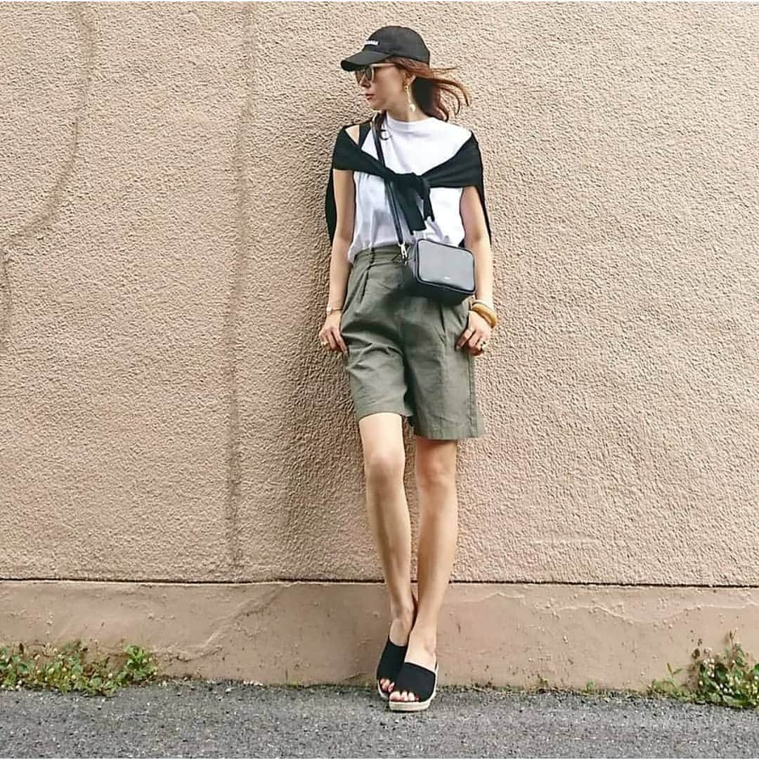 puu326さんのインスタグラム写真 - (puu326Instagram)「* * #ootd 【GUコーデ】上下#gu  久々にGUパト行って爆買い🙉  早速着てみた ↓ tops…#オーバーサイズt  #シアーカーディガン bottom…#リネンブレンドハーフパンツ sandal…#ジュートサボサンダル * * ハーフパンツは大人も穿ける丈感🤞 これから夏に向けて活躍しそうなリネン素が◎ →Msize  オーバーサイズtは大型店限定のだよ →Lsize  @gu_global * * cap…#balenciaga @balenciaga bag…#VASIC @vasic_newyork * * #outfit #instagood #instafashion #gumania #ジーユー #ジーユーコーデ #ジーユー購入品 #ジーユー新作 #リネン#ハーフパンツ #バレンシアガ#ヴァジック#シンプルコーデ #プチプラ#プチプラコーデ #大人カジュアル #カジュアルコーデ #ママファッション#ロカリ#夏コーデ #locari#ponte_fashion」5月28日 18時58分 - puu326