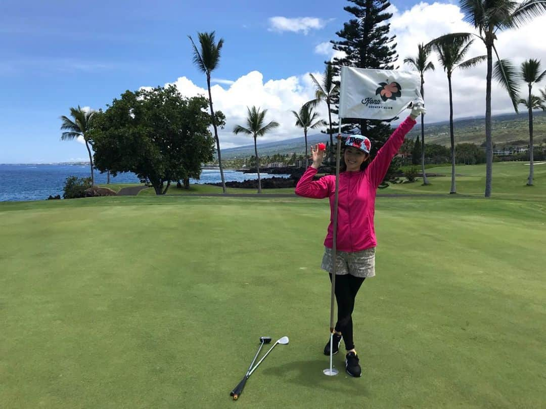 芦田桂子さんのインスタグラム写真 - (芦田桂子Instagram)「4年ぶりのハワイ島ゴルフ⛳️ 仕事が休みでまるまる1日フリーになったのでゴルフ行きたいなーと話してたら撮影チームにゴルフ好き見っけ❣️👀 ＊ オアフ島で買った #pxg hawaii🌺バージョンキャップとyogaウエアにUVパーカーという気ままな格好で ＃cona country club へサクッと廻ってきました⛳️ ＊ 海と溶岩で出来てるハワイ島は自然美が多く最高のロケーションでプレイ中もテンションMAX❤️ リゾートゴルフ最高です😊 ＊ #golf #hawaii  #hawaiiisland  #elconacountryclub #playgolf  #sports  #pxg  #pxggolf  #大人女子ゴルファー  #ゴルフ女子  #海外ゴルフ #コナカントリークラブ  #休日を満喫  #フォームを改善したい #楽しかったから #スコアは気にしない  #仕事も遊びも一生懸命  #uvケアは万全に  #⛳️ #ありがとう」5月28日 18時58分 - keiko_ashida