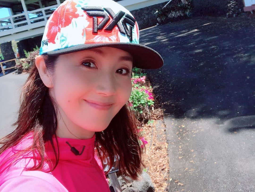 芦田桂子さんのインスタグラム写真 - (芦田桂子Instagram)「4年ぶりのハワイ島ゴルフ⛳️ 仕事が休みでまるまる1日フリーになったのでゴルフ行きたいなーと話してたら撮影チームにゴルフ好き見っけ❣️👀 ＊ オアフ島で買った #pxg hawaii🌺バージョンキャップとyogaウエアにUVパーカーという気ままな格好で ＃cona country club へサクッと廻ってきました⛳️ ＊ 海と溶岩で出来てるハワイ島は自然美が多く最高のロケーションでプレイ中もテンションMAX❤️ リゾートゴルフ最高です😊 ＊ #golf #hawaii  #hawaiiisland  #elconacountryclub #playgolf  #sports  #pxg  #pxggolf  #大人女子ゴルファー  #ゴルフ女子  #海外ゴルフ #コナカントリークラブ  #休日を満喫  #フォームを改善したい #楽しかったから #スコアは気にしない  #仕事も遊びも一生懸命  #uvケアは万全に  #⛳️ #ありがとう」5月28日 18時58分 - keiko_ashida