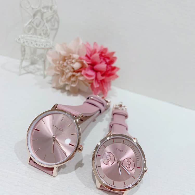 のインスタグラム：「「FURLA」左¥20,000+tax 右 ¥28,000+tax  アーモンドの花をイメージした甘さを抑えたピンク。上品で可憐な大人の手元をつくってくれます。 #furla #furlawatch #フルラ #手元 #手元美人  #手元コーデ  #手元くら部  #手元倶楽部  #手元のおしゃれ  #おしゃれな人は手元がすてき  #誕生日プレゼント時計 #記念日プレゼント時計 #クリスマスプレゼント時計 #時計クリスマスプレゼント  #オトナ女子コーデ #大人女子コーデ #ときめきを身につける  #腕時計コーデ #ピンクベージュ  #くすみピンク  #アーモンドピンク#ピンクコーデ #ネイルと時計 #トルク立川ルミネ店 #誕生日プレゼント #記念日プレゼント #時計 #腕時計 #アクセサリー #フルラ時計」