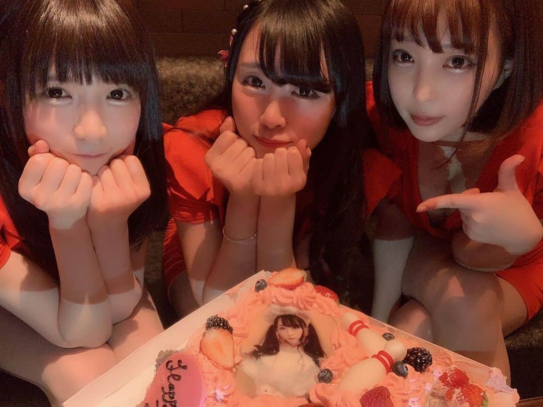 もえのあずきさんのインスタグラム写真 - (もえのあずきInstagram)「大好きなみいのお誕生日まいとお祝いしたときの❤️ 赤いおそろワンピもすーぱーかわいいケーキも喜んでくれてよかった🙈💓 #みいまいもえ#バースデーケーキ#オーダーケーキ #hbd」5月28日 18時59分 - moeazukitty