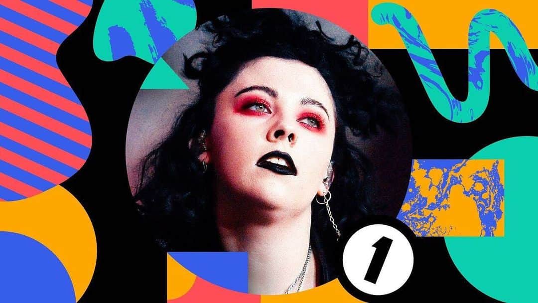 ホステス・エンタテインメントのインスタグラム：「💥ライヴ映像公開💥ペール・ウェーヴス @palewaves が英ラジオ局BBC Radio 1 @bbcradio1 の主催するライヴイベント”Radio 1's Big Weekend 2019”にて演奏した「There's a Honey」のライヴ映像を公開🎸SUMMER SONIC 2019にも出演が決定している彼らのパフォーマンスを今すぐチェック📺 #R1BW #サマソニ」