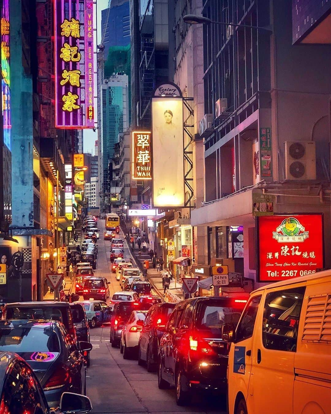 Discover Hong Kongさんのインスタグラム写真 - (Discover Hong KongInstagram)「Central’s hustle and bustle.  中環不論大街小巷都這麼熱鬧！ 賑やかな街、セントラル！ 📷: @annethiesenphotography #DiscoverHongKong #repost」5月28日 19時01分 - discoverhongkong