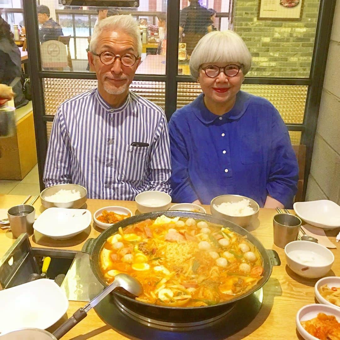 bon ponさんのインスタグラム写真 - (bon ponInstagram)「5月20日(月) 韓国6日目 ホテルで朝食 ・ 『景福宮(キョンボックン)』 朝鮮時代(1392〜1910)に最初に創建された法宮で、ソウルの宮殿のうち最も壮大で上品な王室文化の精髄が見られます。政務施設と生活空間、休息のための後苑などが位置し、特に最も美しい楼閣に挙げられる『慶会楼』の風景は圧巻です。宮内には、朝鮮王朝の遺物を展示する『国立古宮博物館』、韓国の伝統的な生活様式が見られる『国立民族博物館』があります。 ちょうど守門将交代儀式を見ることができました。 ・ 『ヒョジェの庭』 「暮らしの女王」と呼ばれ、自然主義で暮らす方式と世界的なポジャギ(韓国のパッチワーク)アートで注目されているイ・ヒョジェ氏のギャラリー・工房。 店内には美しい刺繍を施した伝統手芸の作品が並んでいました。お店の方から肌触りの良いオーガニックコットンのハンカチをいただきました。 ・ 『益善洞(イクソンドン)』散策 伝統工芸品などの店舗で賑わう観光地、仁寺洞(インサドン)から程近い、益善洞(イクソンドン)には韓国の伝統家屋である韓屋が立ち並びます。一時は再開発指定区域になったものの、お洒落なカフェが増えて韓国の人々の間で人気スポットになったことから一転。韓屋の保存のため再開発は中止となりました。古い建物を大胆にリノベーションしたカフェやショップが多く、独特の景色や雰囲気がソウルっ子に大人気。新旧が混在する、どこを切り取っても絵になるフォトジェニックな場所となっています。 カフェに入って一休み☕️🥧 ・ 『広蔵市場(クァンジャンシジャン)』 1905年に誕生し、100年以上の歴史を誇る広蔵市場。食材から衣類に至るまで幅広い商品を取り扱う巨大なマーケットです。なかでも「うまいもん通り」には屋台フードが集まり、常に多くの人で賑わっています。 ・ 昼食は、広蔵市場にあるお店に入って、一度食べたら麻薬のように病みつきになる「麻薬キムパッ(韓国風海苔巻き)」、「ピンデトッ(緑豆チヂミ)」を食べました。間違いない美味しさでした😍👍 ・ 『国立中央博物館』 韓国の代表的な博物館。館内には旧石器時代から朝鮮王朝時代まで、韓国だけでなくアジア文化をも網羅した15000点もの遺物が展示されています。じっくり観て回ると丸一日はかかりそうでした。企画展も面白かったです。 ・ 『ロッテワールドタワー』 ソウル市の東南部・蚕室(チャムシル)にそびえ立つ、高さ555メートル、123階建ての超高層タワーが『ロッテワールドタワー』です。2017年時点で世界第5位、アジア第3位の高さを誇ります。2017年にグランドオープン。117〜123階の展望台「ソウルスカイ」からソウルを一望できます😳😳 ・ 夕食は、ロッテワールドモール6階の『オデン食堂』で、名物のプデチゲを食べました。スパムやソーセージがたっぷり入ったプデチゲは、韓国で若い世代を中心に人気のチゲ。1960年創業の『オデン食堂』は、プデチゲ店の中でも元祖と言われているお店。韓国の人気グルメ漫画にも登場しました。あっさり味の秘伝スープと、スパム・ソーセージ・牛肉ミンチなどを強火で煮込んだプデチゲは、キムチの酸味が効いていてクセになる味。少し濃いめの味付けが白飯と相性抜群です👍👍 ・ ・ #韓国視察旅行 #韓国観光公社 #ソウルで一週間暮らし #韓旅サポーターズ #ソウル #夫婦 #60代 #ファッション #コーディネート #リンクコーデ #夫婦コーデ #グレイヘア #白髪 #共白髪 #couple #over60 #fashion #coordinate #instafashion #instagramjapan #greyhair #bonpon511」5月28日 19時01分 - bonpon511