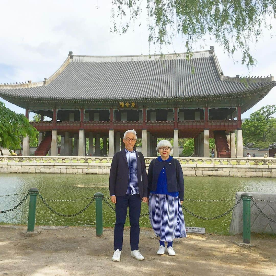 bon ponさんのインスタグラム写真 - (bon ponInstagram)「5月20日(月) 韓国6日目 ホテルで朝食 ・ 『景福宮(キョンボックン)』 朝鮮時代(1392〜1910)に最初に創建された法宮で、ソウルの宮殿のうち最も壮大で上品な王室文化の精髄が見られます。政務施設と生活空間、休息のための後苑などが位置し、特に最も美しい楼閣に挙げられる『慶会楼』の風景は圧巻です。宮内には、朝鮮王朝の遺物を展示する『国立古宮博物館』、韓国の伝統的な生活様式が見られる『国立民族博物館』があります。 ちょうど守門将交代儀式を見ることができました。 ・ 『ヒョジェの庭』 「暮らしの女王」と呼ばれ、自然主義で暮らす方式と世界的なポジャギ(韓国のパッチワーク)アートで注目されているイ・ヒョジェ氏のギャラリー・工房。 店内には美しい刺繍を施した伝統手芸の作品が並んでいました。お店の方から肌触りの良いオーガニックコットンのハンカチをいただきました。 ・ 『益善洞(イクソンドン)』散策 伝統工芸品などの店舗で賑わう観光地、仁寺洞(インサドン)から程近い、益善洞(イクソンドン)には韓国の伝統家屋である韓屋が立ち並びます。一時は再開発指定区域になったものの、お洒落なカフェが増えて韓国の人々の間で人気スポットになったことから一転。韓屋の保存のため再開発は中止となりました。古い建物を大胆にリノベーションしたカフェやショップが多く、独特の景色や雰囲気がソウルっ子に大人気。新旧が混在する、どこを切り取っても絵になるフォトジェニックな場所となっています。 カフェに入って一休み☕️🥧 ・ 『広蔵市場(クァンジャンシジャン)』 1905年に誕生し、100年以上の歴史を誇る広蔵市場。食材から衣類に至るまで幅広い商品を取り扱う巨大なマーケットです。なかでも「うまいもん通り」には屋台フードが集まり、常に多くの人で賑わっています。 ・ 昼食は、広蔵市場にあるお店に入って、一度食べたら麻薬のように病みつきになる「麻薬キムパッ(韓国風海苔巻き)」、「ピンデトッ(緑豆チヂミ)」を食べました。間違いない美味しさでした😍👍 ・ 『国立中央博物館』 韓国の代表的な博物館。館内には旧石器時代から朝鮮王朝時代まで、韓国だけでなくアジア文化をも網羅した15000点もの遺物が展示されています。じっくり観て回ると丸一日はかかりそうでした。企画展も面白かったです。 ・ 『ロッテワールドタワー』 ソウル市の東南部・蚕室(チャムシル)にそびえ立つ、高さ555メートル、123階建ての超高層タワーが『ロッテワールドタワー』です。2017年時点で世界第5位、アジア第3位の高さを誇ります。2017年にグランドオープン。117〜123階の展望台「ソウルスカイ」からソウルを一望できます😳😳 ・ 夕食は、ロッテワールドモール6階の『オデン食堂』で、名物のプデチゲを食べました。スパムやソーセージがたっぷり入ったプデチゲは、韓国で若い世代を中心に人気のチゲ。1960年創業の『オデン食堂』は、プデチゲ店の中でも元祖と言われているお店。韓国の人気グルメ漫画にも登場しました。あっさり味の秘伝スープと、スパム・ソーセージ・牛肉ミンチなどを強火で煮込んだプデチゲは、キムチの酸味が効いていてクセになる味。少し濃いめの味付けが白飯と相性抜群です👍👍 ・ ・ #韓国視察旅行 #韓国観光公社 #ソウルで一週間暮らし #韓旅サポーターズ #ソウル #夫婦 #60代 #ファッション #コーディネート #リンクコーデ #夫婦コーデ #グレイヘア #白髪 #共白髪 #couple #over60 #fashion #coordinate #instafashion #instagramjapan #greyhair #bonpon511」5月28日 19時01分 - bonpon511