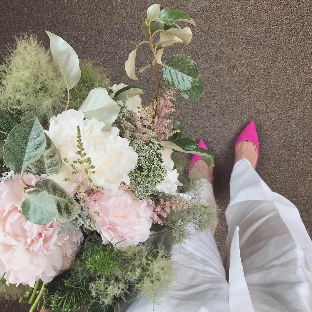 畑野ひろ子のインスタグラム：「芍薬とスモークツリーのナチュラルブーケ @willgarden_official  #flower #flowers #bouquet #lesson #芍薬 #スモークツリー #willgarden」