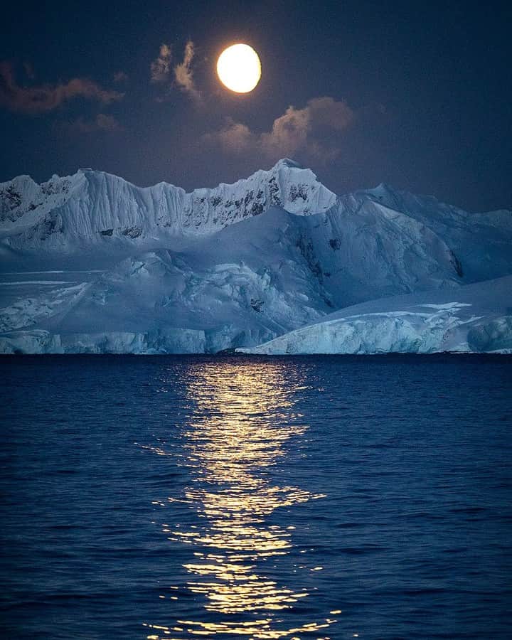 National Geographic Travelさんのインスタグラム写真 - (National Geographic TravelInstagram)「Photo by @kahliaprilphoto | Watching the moon rise over the epic, snow-covered Antarctic peaks... I've been fortunate enough to see some pretty incredible sights during my travels but this moment is a special one for me. The silence and remoteness of Antarctica will stay with me forever.」5月28日 19時07分 - natgeotravel