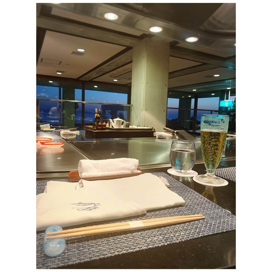 本多末奈さんのインスタグラム写真 - (本多末奈Instagram)「今回の沖縄旅行はオクマプライベートビーチ&リゾートに泊まりました🏝🛫 海はもちろん綺麗だったし景色も最高🌅✨ 何より、朝のビュッフェからビーチのハンバーガー、BBQと鉄板焼きレストランとホテルで食べるものすべて美味しくて感動しました🤢💕 朝のビュッフェではコックさんがオムレツ作ったりしてくれるのかなー？って思ってたらまさかのおばあのおもてなしのポーク玉子とかちゅ〜湯が🥺❤️ そして今回最大に楽しみにしてたホテルの鉄板焼きはホテルで働いていた方が作る豪華な食材とコースで終始興奮状態でした💘👨‍🍳 もう一つのアカウント @mana_logg にご飯載せたから見てみてね✔️✨ こんなのんびりしたのなんて久しぶり。 リゾートにこもりきりの沖縄旅行でしたが最高すぎでした。 沖縄また行きたい！！ 余韻がなかなか消えません💭 #オクマプライベートビーチアンドリゾート #オクマビーチ #沖縄旅行 #リゾート満喫 #鉄板焼き #阿檀 #芭蕉コース #おばあのおもてなし #こりゃ太るわ #幸せ太り #今までで一番オリオンビールを飲んだ3日間 #okumaprivatebeachandresortbeach #okinawa #okinawatravel #teppanyaki #dinner #basyocourse #食べログ #マナログ #manalogg #instadinner」5月28日 19時13分 - honda_mana