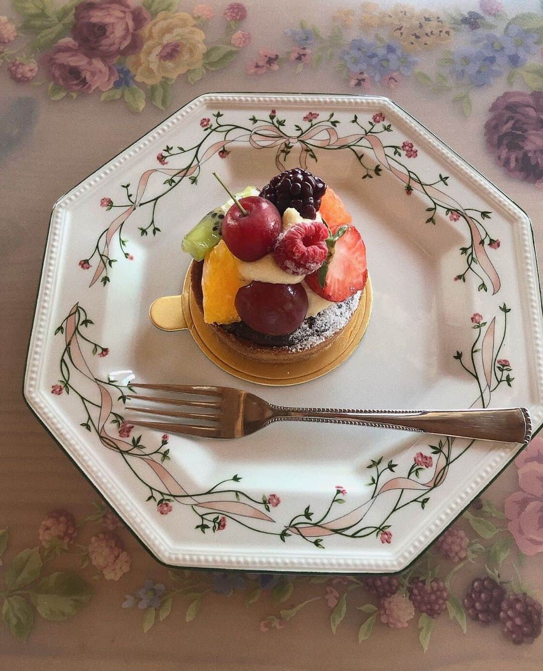 ちょびさんのインスタグラム写真 - (ちょびInstagram)「この間お家にお邪魔したときに いただいたケーキが本当に可愛くて 美味しかった🍰 ここのケーキ買いに行きたい☺️🌷 色んな美味しいお店教えてもらえて感謝🙇‍♂️✨ しあわせだなぁ。 . #cake#広島#観音#marronnier」5月28日 19時13分 - kaoriririn15