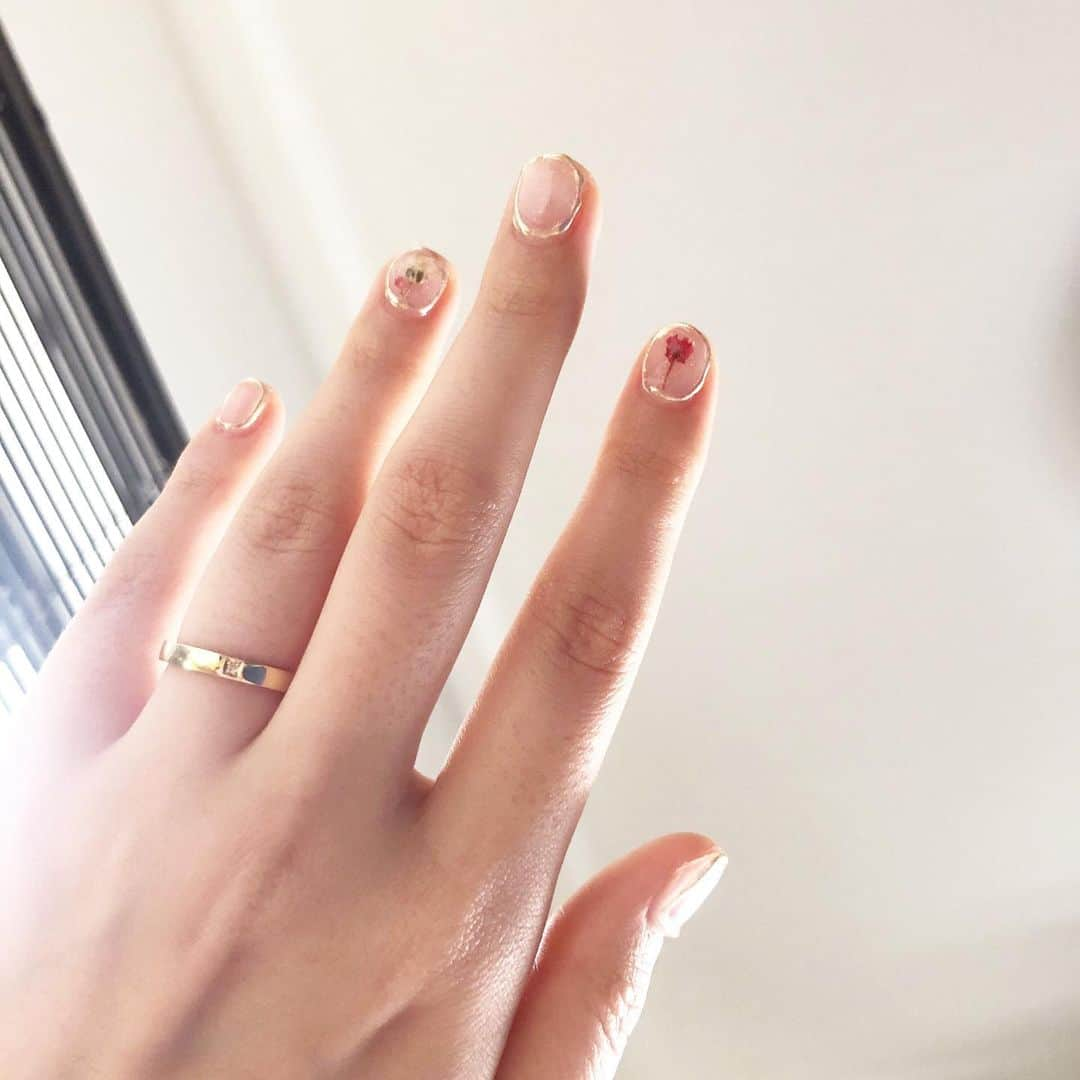 加藤美祐さんのインスタグラム写真 - (加藤美祐Instagram)「前撮り準備ネイル💅 色は全くつけずに、ちゅるんとさせて縁をつけてもらいました☺️ 左はゴールド、右はシルバー🤛 めでてぇかな、とおもって紅白の押し花をつけてもらいました🌹  普段は深爪の甘皮付でボロボロで、あんまりおしゃれしないのですごく違和感で気がつくと剥がそうとしてる😂笑  #前撮り #ブライダルネイル  #プレ花嫁 #nail」5月28日 19時13分 - muwkato