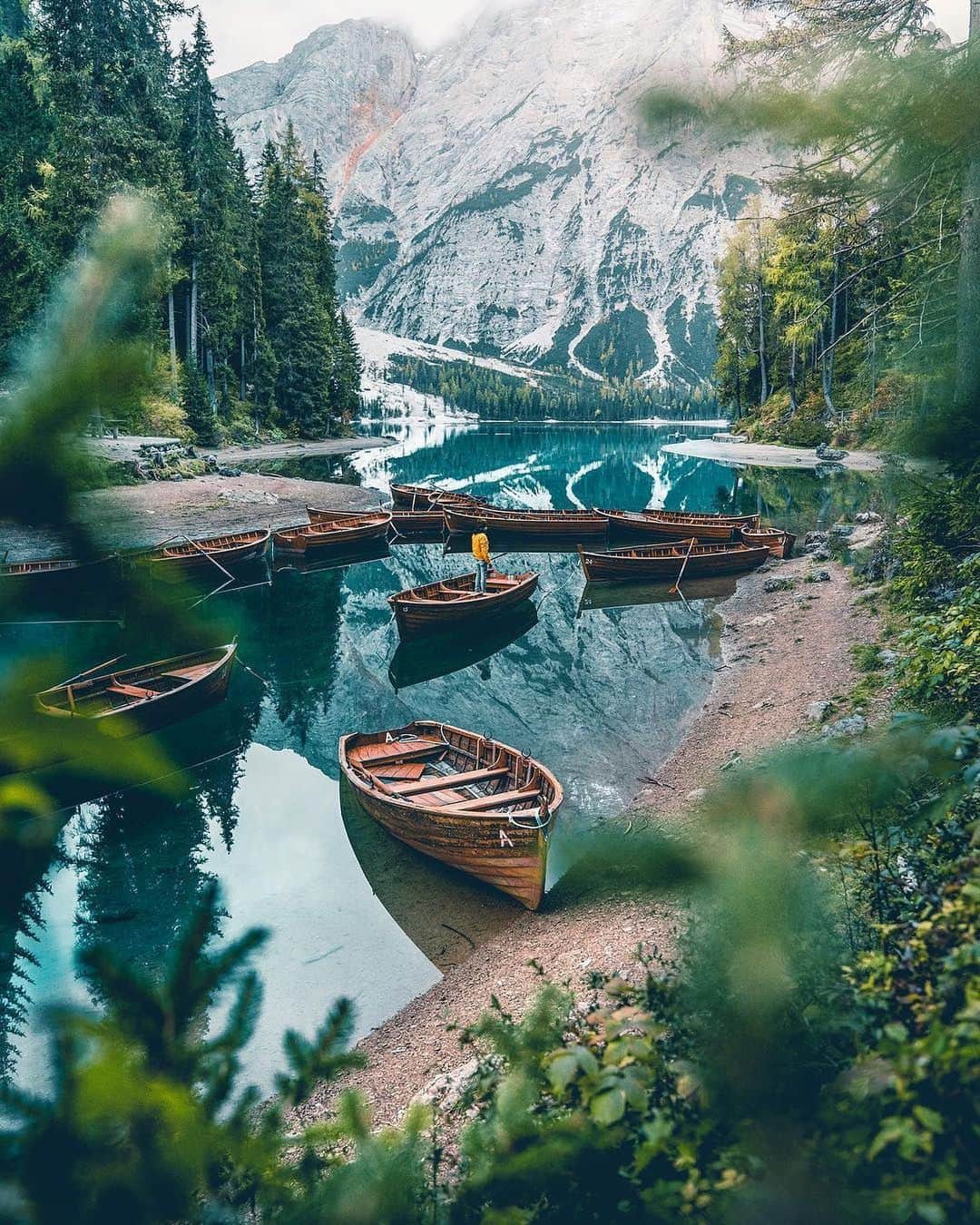 キャセイパシフィック航空さんのインスタグラム写真 - (キャセイパシフィック航空Instagram)「Nestled in the Italian Dolomites, Lago di Braies offers up magical mountain reflections in striking blue water. Its famed view alone is worth the 4-hour drive from Milan, but this pearl is only one jewel in a treasure trove of stunning landscapes that shape the area. ⠀⠀⠀⠀ ⠀⠀⠀⠀⠀⠀⠀⠀⠀ 位處 #意大利 多洛米蒂山脈的 #布萊斯湖，距離 #米蘭 約4小時的車程。遊客可於平靜的湖水間輕舟漫遊，細看湛藍湖面的山色倒影，發掘景色秀麗的自然風光。⠀ ⠀⠀⠀⠀⠀⠀⠀⠀⠀ Credit: @skeye_photo」5月28日 19時09分 - cathaypacific