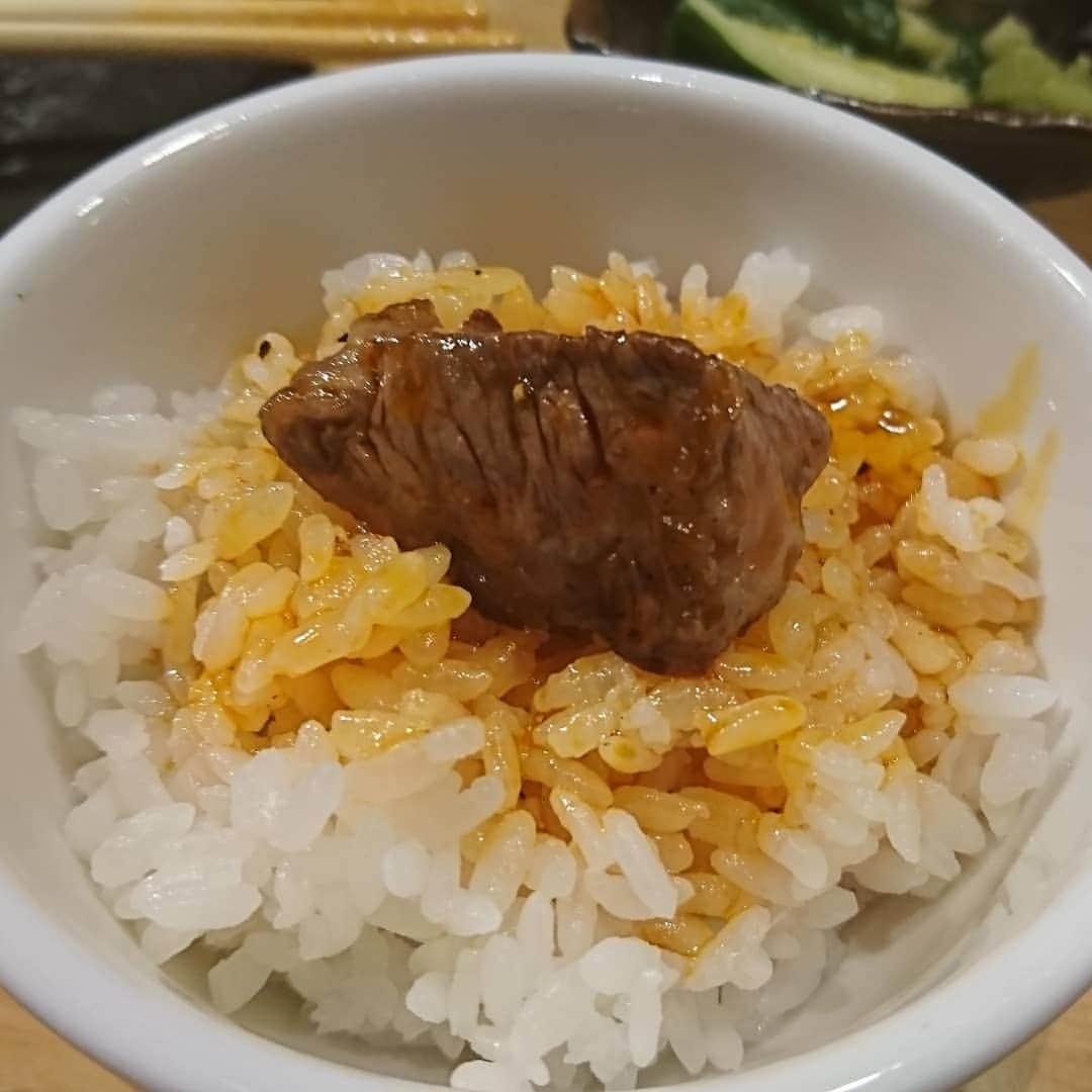 松本康太さんのインスタグラム写真 - (松本康太Instagram)「『育てたタレ(生玉子に焼肉を毎回つけて肉の味をうつしたもの)をかけた卵かけご飯+ハラミのせ♪』江古田にある「圓」と言うお店♪少し馬刺し醤油が入っているらしいよ(^-^)♪ #卵かけご飯 #tkg #赤身肉 #江古田 #圓 #焼肉 #玉子 #卵 #たまご #美味しい #たまごかけごはん #ハラミ #レギュラー松本 #あるある探検隊 #グルメ探検隊 #飯テロ #肉山 #系列」5月28日 19時09分 - aruarutankentai.matsumoto