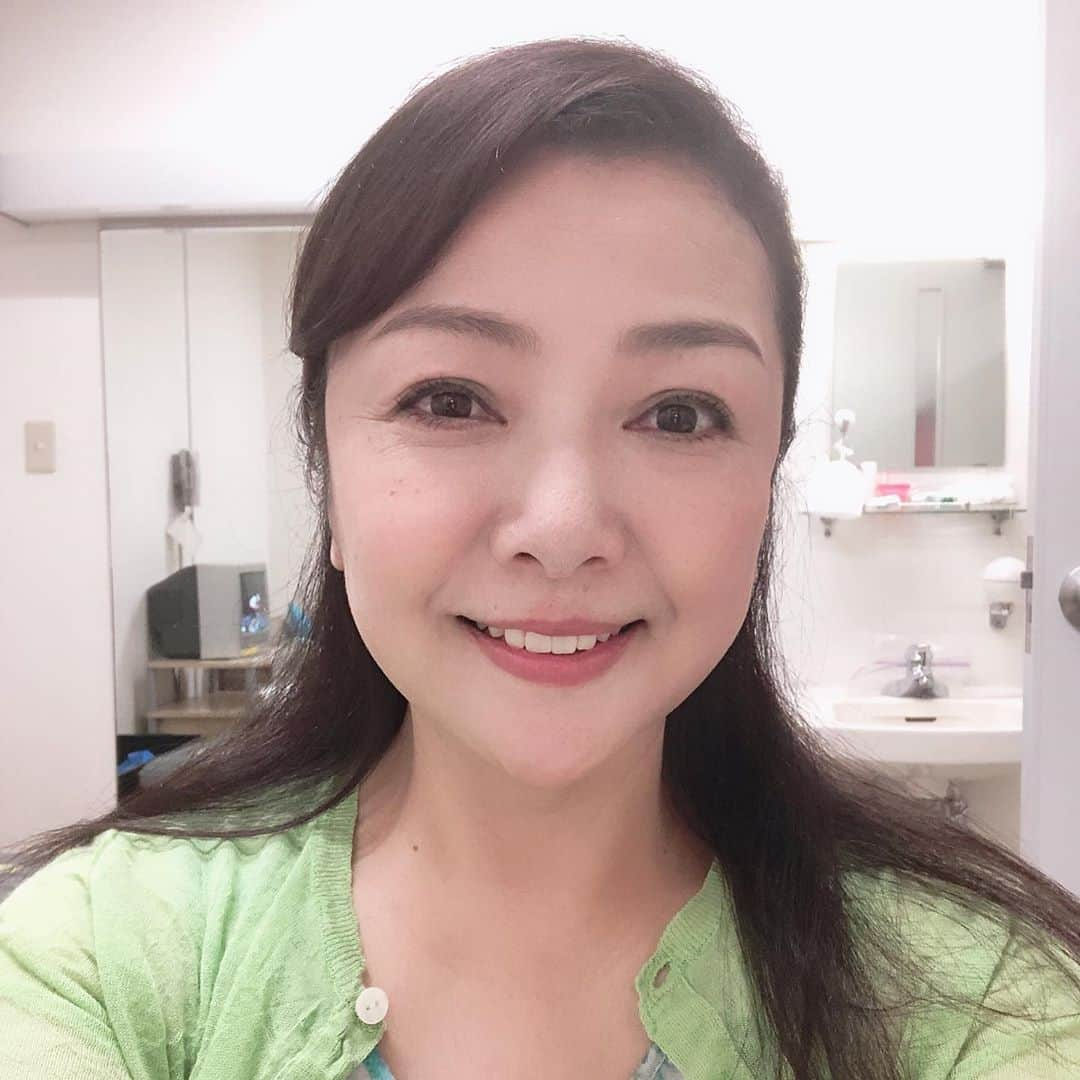 原日出子さんのインスタグラム写真 - (原日出子Instagram)「今日も 無事に公演終了！ 低気圧のせいか だる〜い💦 劇場の帰り道に コンビニにに寄って 今夜はホテルの部屋で コンビニ飯(^^;) 豆腐そうめんに ネバネバサラダと納豆とキムチをトッピング👍 鯖の塩焼きも 買ってみましたw コインランドリーで洗濯しつつ 待つ時間で 夕飯&晩酌💦 こんな日もあります(笑) #劇団朋友 #芝居の旅 #お一人様 #晩酌」5月28日 19時11分 - hara_hideko