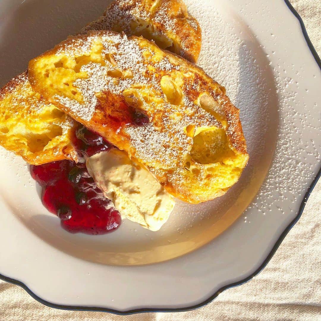 清水麻璃亜のインスタグラム：「#シミズキッチン フレンチトースト🍞 * この前夕方に思い立ってフレンチトーストを作りました！フレンチトースト作るの何年ぶりだろうってくらい。。！ 可愛いお気に入りのお皿と、アイスとブルーベリーソースのせて、可愛い🥺笑 * パンは、塩フランスパンを使いました☺︎ パンに塩が効いているので、砂糖を少ししか使わなくても、卵と牛乳の甘さが際立って、美味しすぎてびっくり🥰 フレンチトースト作る時、少し塩きいてるパンおすすめです♪ #フレンチトースト #クッキングラム #デリスタグラマー #パン #塩パン」