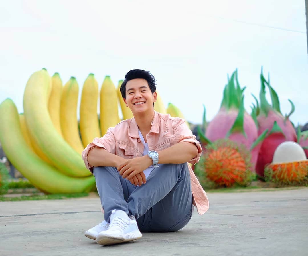 アイス・サランユーのインスタグラム：「กล้วย กล้วยย กล้วยย 🍌🍌 แอปเปิ้ล🍎มะละกอ🥑กล้วย🍌ส้ม🍊 เมื่อเช้าถ่ายละครอยู่ สมุทรสาคร เย็น มาเตรียมตัวร้องเพลง พัทยา  ชีวิตคือการเดินทาง  แฮปปรี้!!!!! ทำทุกอย่างให้เป็นเรื่อง กล้วย🍌กล้วย🍌 #เที่ยวทั่วไทยกับไอซ์ศรัณยู  #พัทยา 📷 @thegodfather_96」