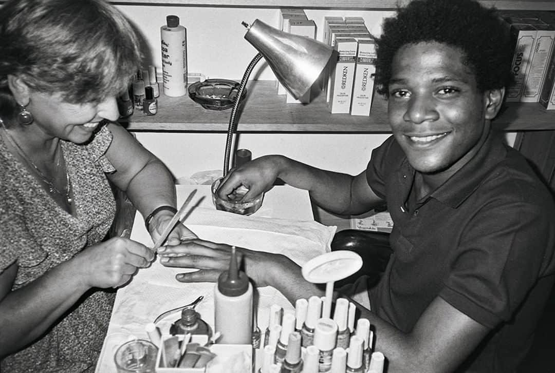 Dazed Magazineさんのインスタグラム写真 - (Dazed MagazineInstagram)「Blessing your morning with this photo of #Basquiat getting his nails done 💅🏾 ⠀ ⠀ Tap the link in bio to see more from a new book of Andy Warhol’s never-before-published diary entries and photographs revealing the best, worst, and weirdest parts of Warhol and Basquiat’s friendship. ⠀ ⠀ 📷 #AndyWarhol, Jean Michel at Yanna’s nail salon, August 29, 1983 from Warhol On Basquiat⠀」5月28日 19時20分 - dazed