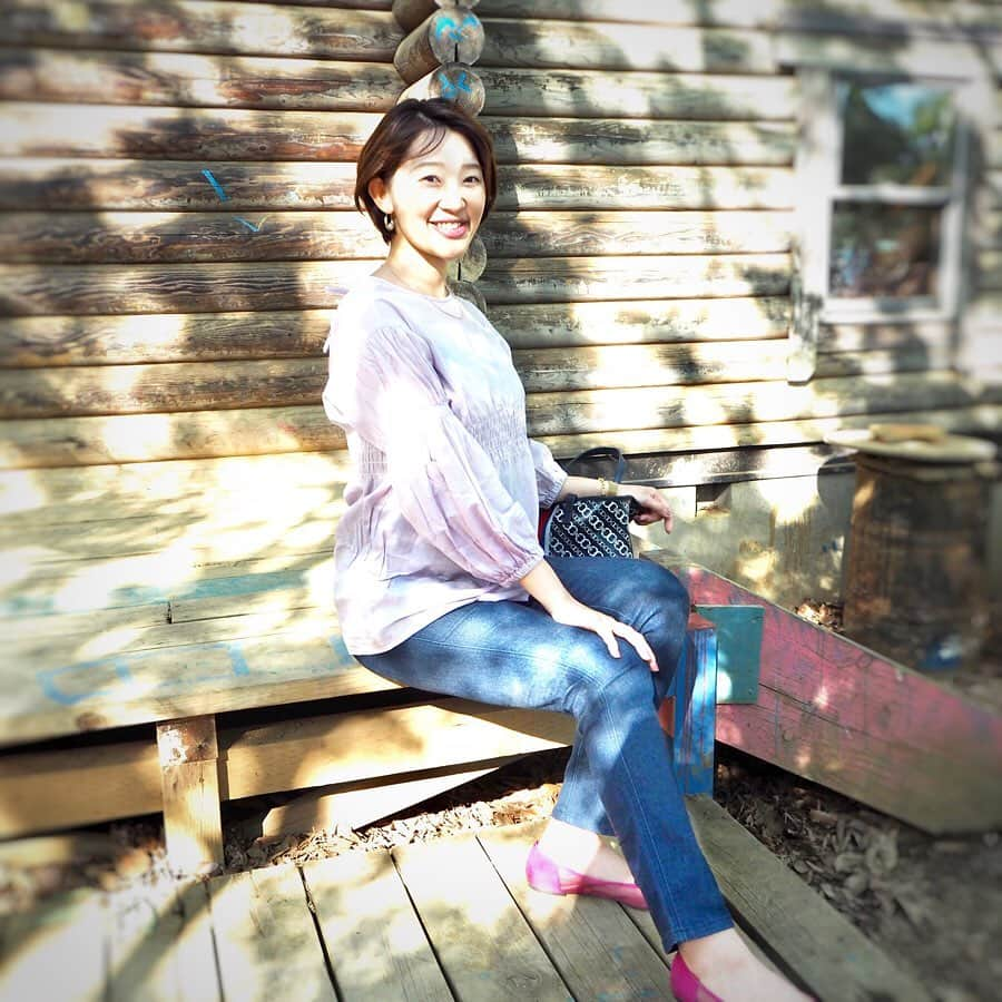 榮樹実さんのインスタグラム写真 - (榮樹実Instagram)「. GWの公園コーデ💕 . .  tops  #arminarmjp @arminarm.aa  denim #shinymart #rakuten  shoes #GU @gu_for_all_  bag #Toryburch @toryburch . . シャーリングブラウス1枚でokになって来て嬉しい👏 これ、Mサイズなんですがゆったり&長め丈めで着心地も良い感じ✨長さがあるから、お腹もお尻も隠せます🙆‍♀️🙆‍♀️ . デニムは、マタニティ専用ではないのだけどウエストがゴムになっているものです✨ . ラベンダーとか、ピンクをカジュアルに着たい季節だなぁ🌈💜 . .  #公園コーデ #ママコーデ #カジュアル #プチプラ #マタニティコーデ #マタニティライフ #妊娠8ヶ月 #男の子ママ #GW #休日コーデ #166cm .  #mitsukoshi #isetan  #pr  #ootd #coordinate #holiday #instafashion」5月28日 19時20分 - jumisakae