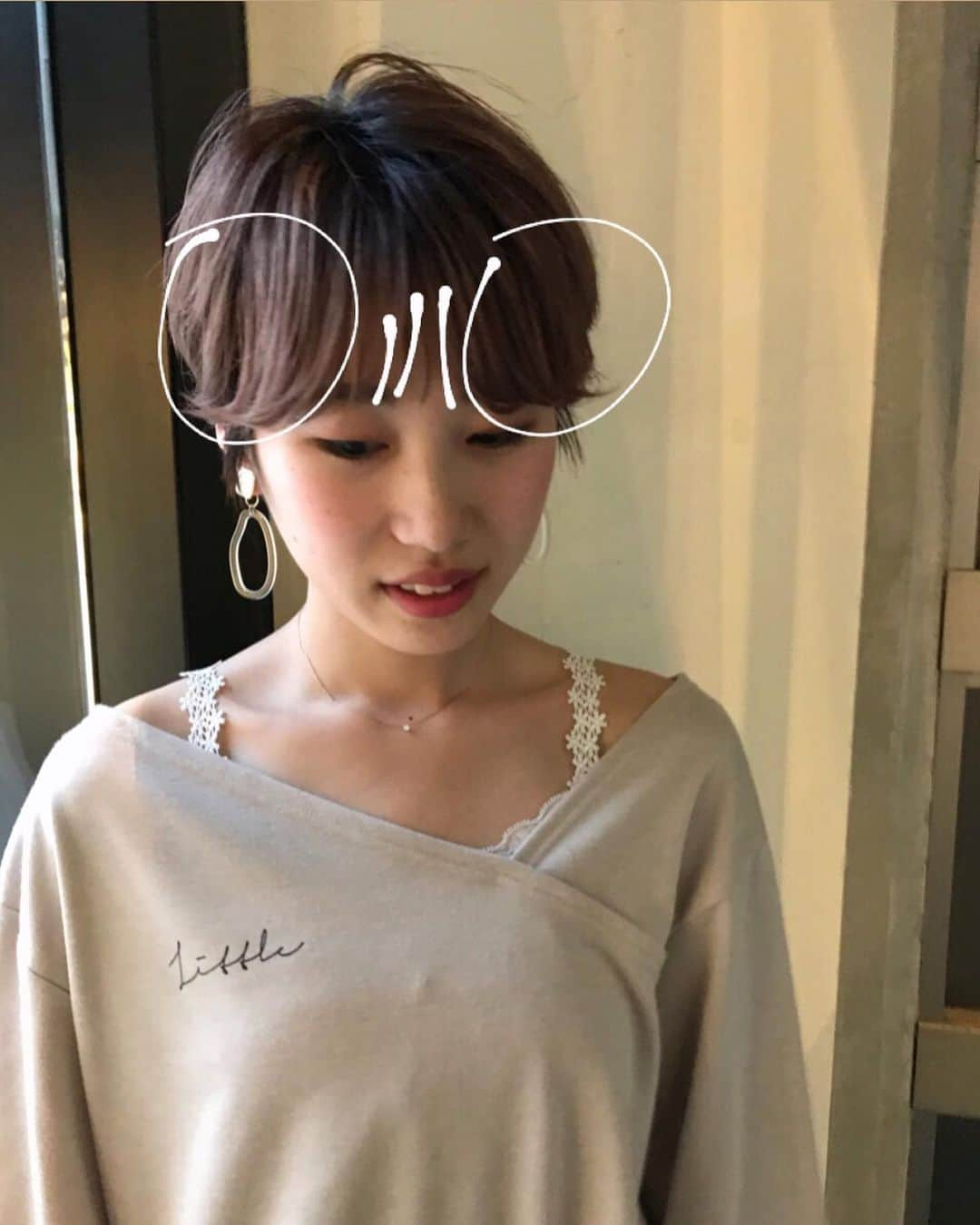 ショートヘアカタログ・紺野 善仙さんのインスタグラム写真 - (ショートヘアカタログ・紺野 善仙Instagram)「#ショートにします動画 #前髪 こめかみ部分を長めに残すカット ストレートアイロンで外ハネに。 真ん中はまっすぐ下ろす。 #オルチャン @kojiko_a3」5月28日 19時29分 - nori190