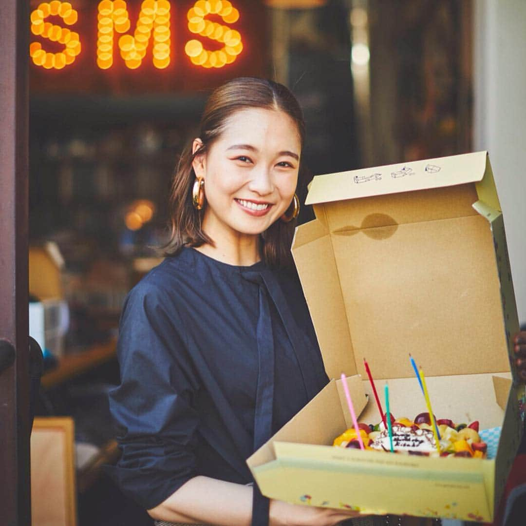 GINGERさんのインスタグラム写真 - (GINGERInstagram)「明日29日に誕生日を迎えるりちゃこの、少し早いバースデーサプライズ🎉 . 最近ますます可愛くなったと噂のりちゃこ、これからもよろしくね😊❤️ #gingermagazine  #谷川りさこ #hbd🎂  #オフショット #りちゃこ #ジンジャー #ginger #gingerweb」5月28日 19時24分 - ginger_magazine