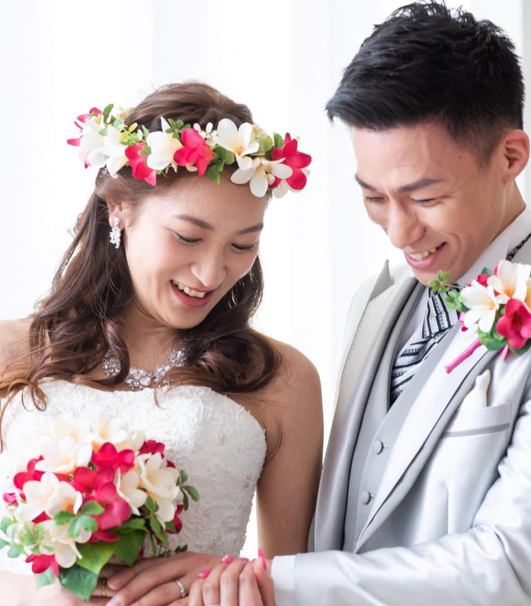 【公式】小さな結婚式さんのインスタグラム写真 - (【公式】小さな結婚式Instagram)「@petit.wedding をフォローしてね♩ #小さな結婚式 をつけてのお写真投稿も大歓迎です♡ こちらの公式IGでリグラムさせていただきます＊ . ✬表参道チャペルでのウェディングフォトをcheck＊* . 窓から降り注ぐ陽光に包まれて おふたりの幸せな笑顔が輝きます＊ テーマカラーで統一された花嫁コーディネートは 写真映えも間違いなし♩ . ——————— #小さな結婚式  #petitwedding #前撮り #結婚式  #プレ花嫁 #卒花 #アットホーム #少人数 #家族婚 #少人数結婚式 #ウェディング #ウェディングドレス #wedding #bridal #weddingdress #花嫁 #結婚式準備 #式場探し #日本中のプレ花嫁さまと繋がりたい #結婚式の思い出に浸る会 #結婚準備 #ウェディングフォト #花嫁コーディネート #ラウンドブーケ」5月28日 19時25分 - petit.wedding