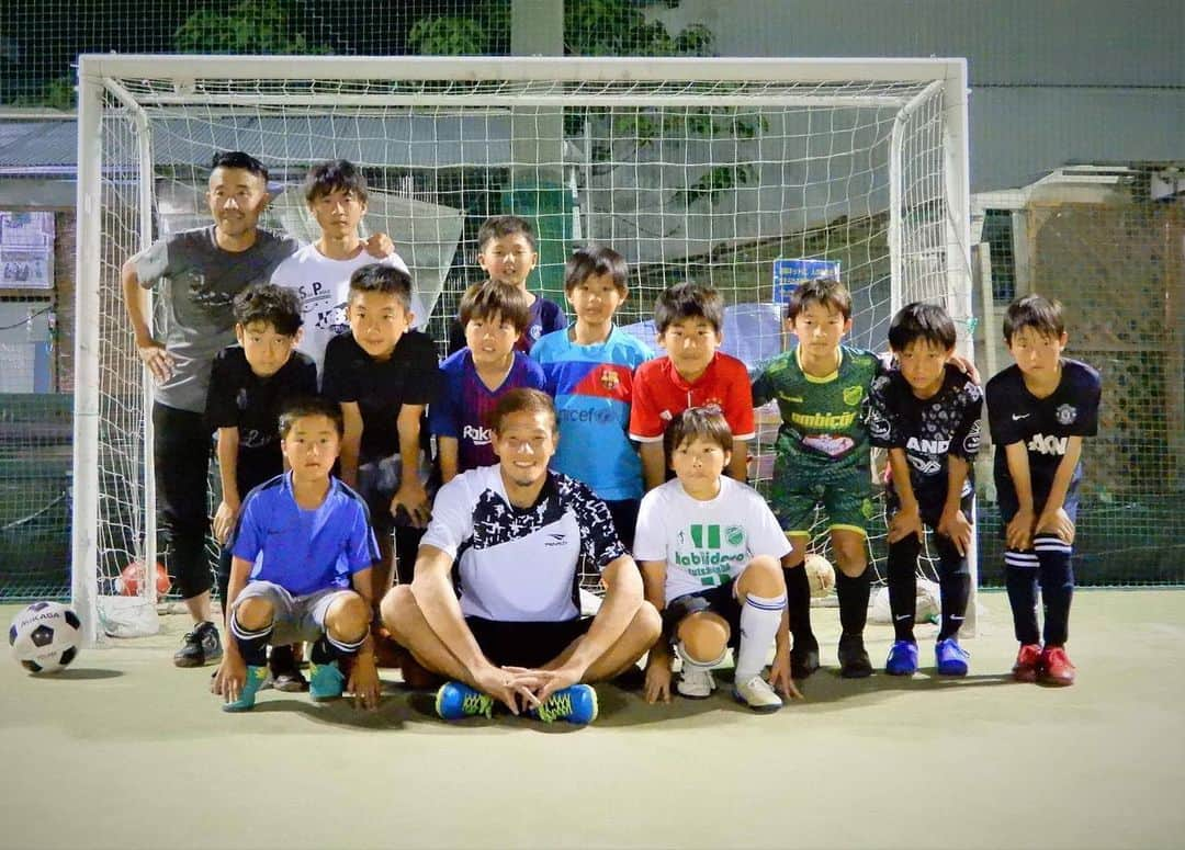 藤嶋栄介さんのインスタグラム写真 - (藤嶋栄介Instagram)「昨日は、お知り合いのイッシーさんのサッカーチーム、アビリドーゾさんの練習にお邪魔しました！ 小学生、中学生の子供たちとボールを蹴ることができて、とてもリフレッシュできたし、「今の子供達はこんなに上手なんだ！」ってめちゃくちゃ思わされました！ 子供達のキラキラした目。 全てに一生懸命に取り組む姿勢。 とてと大事な事を見せてもらえました！ またお邪魔したいと思います！  #石黒裕二  #イッシーさん #ドリブルうますぎる #アビリドーゾ #小学生 #みんなドリブルうますぎ #はる #中学生1人だったけど #ボールタッチ神 #有意義な時間 #リフレッシュ #感謝」5月28日 19時26分 - e.fujishima_official