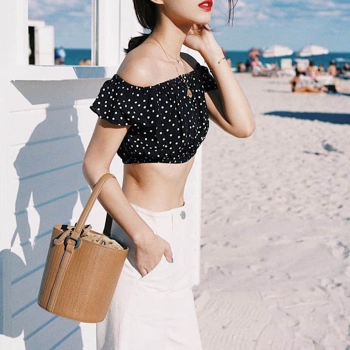 のインスタグラム：「Can you feel the Summer Breeze? ☀️ 🏖 Santina Bucket Bag | Woven Light Tan is the perfect mate for your holiday 😎 #holiday #summer #handbags #leather #melimelobags #style #madeinitaly #fashion」