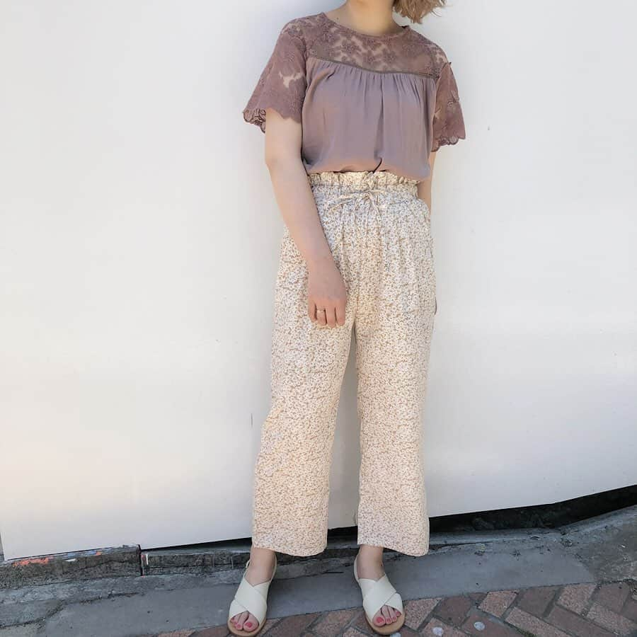 flower OFFICIAL WEB STOREさんのインスタグラム写真 - (flower OFFICIAL WEB STOREInstagram)「coordinate...❤️ . ✔️feather blouse ☞【305060298】キーワード検索可能🔍💕 ✔️jornal flower pants ☞【305160565】キーワード検索可能🔍💕 ✔️FABIO cross sandal ☞【308180112】キーワード検索可能🔍💕 …… 商品について等お気軽にコメント下さい＊ #flower #flowerwebshop #webshop  #通販サイト #ネットショッピング  #レディースファッション #novelty #present #bag #love #girl #style #fashion #coordinat #shopping #tokyo #feather #blouse #ブラウス #pink #ピンク #pants #花柄 #花柄パンツ」5月28日 19時47分 - flower_web