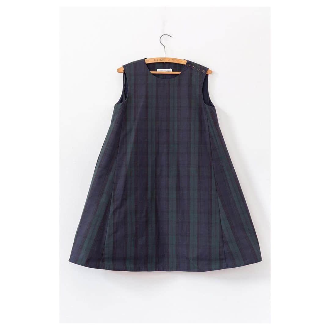 キャベジズ&ローゼズのインスタグラム：「Short, sweet and to the point 😊What more can we cay about Desdimona other than she’s perfect with anything and everything. Her delightful A-Line Shape compliments many figures #alinedress #blueandgreen #japanesefabrics #tartandress #madeinlondon #smockeddress #slowfashionstyle #slowfashion #cabbagesandroses #cabbagesandrosesfashion @christina_strutt @cabbagesandroses_shop 👆Link In Bio👆」