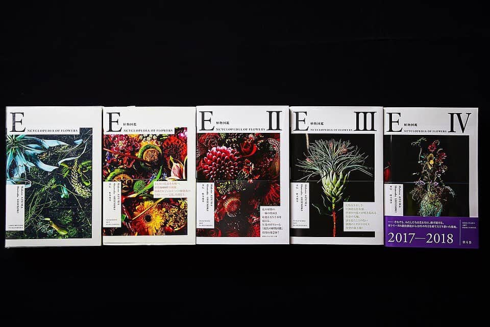 椎木俊介さんのインスタグラム写真 - (椎木俊介Instagram)「ENCYCLOPEDIA OF FLOWERS IV 植物図鑑 「植物図鑑」シリーズ開始から10年。年月を経てたどり着いた圧巻の境地。 「1万本の花束を本棚へ」ではじまった記念碑的な第1巻から、「花と時代」をテーマにこの時代の美と変遷を、生涯、定点観測で記録し続けること、挑み続けることを宣言した第2巻。そして五大陸から成層圏までに及ぶプロジェクトを敢行する「花と地球」をテーマにした第3巻。こうして時空間を超越し突き進む作家による第4巻にいたっては、花と人間の関係を省みて、その原点を問う。そもそも人間は原始時代から花を他者に捧げる習慣があった。しかも、それは今日でも変わらない習慣だ。古今東西、花を捧げる行為は普遍なのだ。この想いを信念に、東信と椎木俊介は本書を編んだ。すべての人々に、これらの花々を、この本を捧げるために。累計4万部を達成する究極のシリーズ、新展開。 著者：東 信 写真：椎木 俊介 □ 判型：B5 □ 総頁：496 頁( 仮) □ 製本：並製 □ 定価：3,200円＋税 □ISBN978-4-86152-738-8 C0072  #tokyo#photography#flowers#botanicalart#botanicalphotography#makotoazuma#azumamakoto #東信花樹研究所 #amkk #amkkproject #flowers #flowerart #花 #shiinokishunsuke #encyclopediaofflowers#東信#椎木俊介#植物図鑑」5月28日 19時39分 - shiinokishunsuke