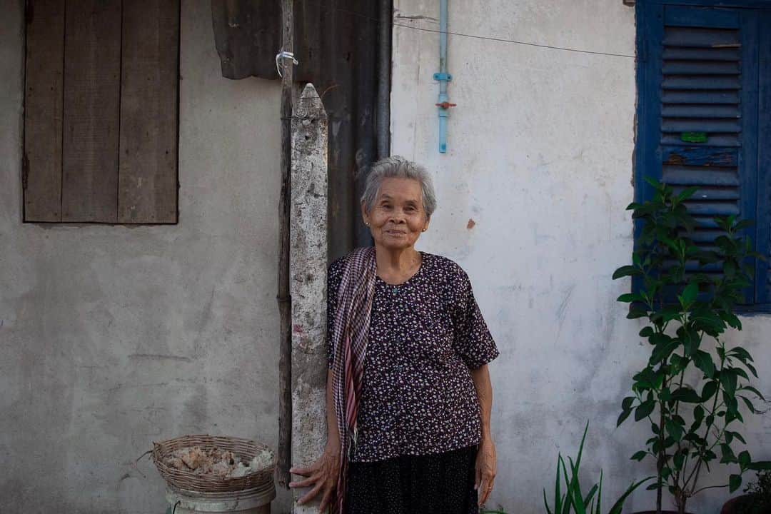 Shunsuke Miyatakeのインスタグラム：「A woman with a little smile on her face, in front of her simple house, along the railway, Phnom Penh.」