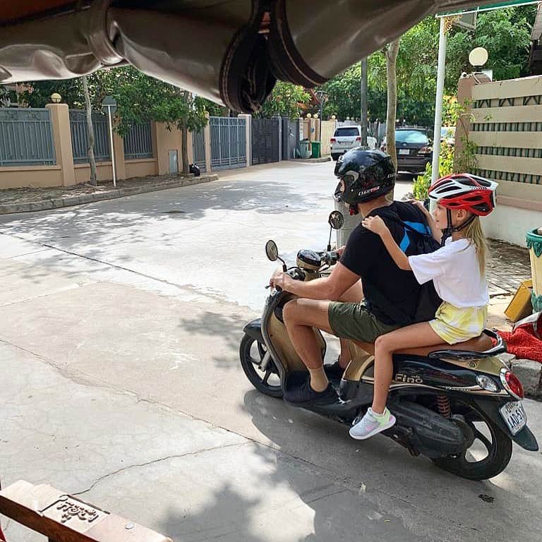 マイケル・クリムさんのインスタグラム写真 - (マイケル・クリムInstagram)「Had to go from peddle power to the biggest scooter I could find... love exploring new destinations on two wheels especially with Frankie in toe. #travel #cambodia #phnompenh」5月28日 19時51分 - michaelklim1