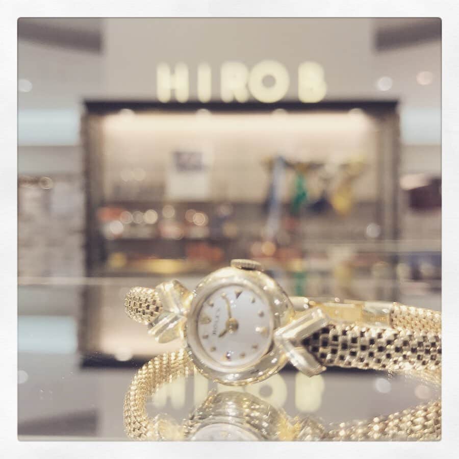 HIROBさんのインスタグラム写真 - (HIROBInstagram)「【HIROB札幌店】﻿ ♛♚♔♕Antique ROLEX♛♚♔♕ 人気の高いロレックスの一体型の時計が入荷しております♛  お問い合わせはHIROB札幌店まで。﻿ 011-209-5119﻿ #Antique﻿﻿ #アンティーク﻿﻿ #vintage﻿﻿ #ヴィンテージ﻿﻿ #fashionista﻿﻿ #instagood﻿﻿ #OOTD﻿﻿ #love﻿﻿ #YOLO﻿﻿ #accessories﻿﻿ #アクセサリー﻿﻿ #Fashion﻿﻿ #時計﻿﻿ #腕時計﻿﻿ #watch﻿﻿ #自分へのご褒美﻿﻿ #baycrews﻿﻿ #hirob﻿﻿ #ヒロブ札幌﻿﻿ #札幌ステラプレイス﻿﻿ #stellarplace﻿﻿ #ステラプレイス﻿﻿ #北海道﻿﻿ #hokkaido﻿﻿ #札幌﻿﻿ #sapporo ﻿﻿ #antiquerolex」5月28日 19時52分 - hirob.jp