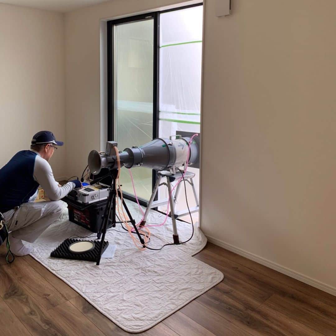 ヒヨシケンセツさんのインスタグラム写真 - (ヒヨシケンセツInstagram)「こんばんは〜(*´∀｀*) 今日は浜田の新築2件の お引き渡しでした‼︎ ✳︎ ✳︎ ✳︎ #ジブンハウスhiyoshi6棟目 完成後の気密測定を行いました‼︎ FP仕様ではありませんが 大工さんの丁寧な作業の結果… 高気密のおうちが完成〜(*´∀｀*) ステキな数値が出ました‼︎ スタッフ一同嬉しく思い これからも丁寧に頑張っていきます‼︎ ✳︎ ✳︎ 施主さまにはタカラスタンダードさんから 商品説明もしていただきました‼︎ これからの生活が 楽しみですね〜(*´∀｀*) ✳︎ ✳︎ ✳︎ #島根 #益田 #益田市 #浜田 #工務店 #陽吉建設 #ヒヨシケンセツ #注文住宅 #FPの家 #高気密高断熱 #ジブンハウス #ジブンハウスhiyoshi #家 #新築 #マイホーム #家づくり #家はスマホで買う時代 #デザイン #オシャレ #間取り#暮らしを楽しむ #収納 #AiR #断熱材 #現場 #引き渡し #気密測定」5月28日 19時52分 - hiyoshi.ken