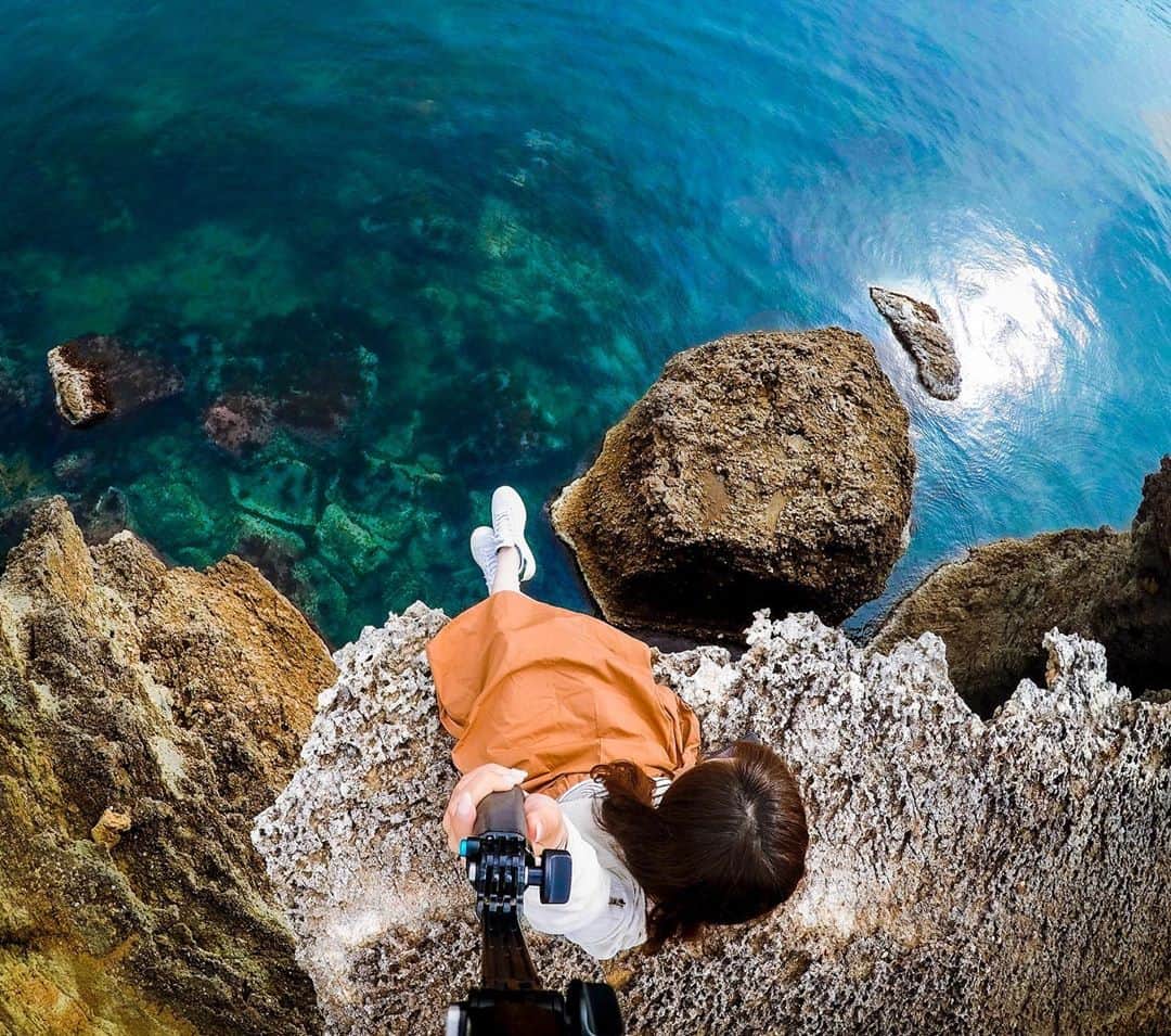 GoProさんのインスタグラム写真 - (GoProInstagram)「ノーリスクノーリターン。怖さに打ち勝ち最高のセルフィーをとらえる @miku_senshu 📸 「崖に座って上から撮影！ヒヤヒヤしましたが海が綺麗な迫力満点の写真が撮れました！」 ・ ・ ・ #GoPro #GoProJP #GoProTravelJapan #GoProのある生活 #国内旅行 #島根 #松江市」5月28日 19時53分 - goprojp