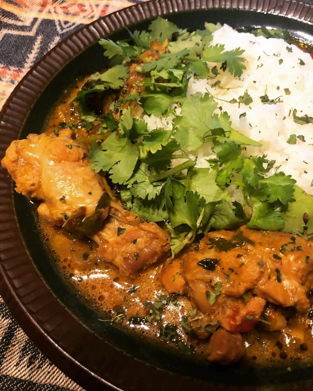 のインスタグラム：「手羽元カレー🐓  ホールスパイスの種類をいつもより多く使っております。」