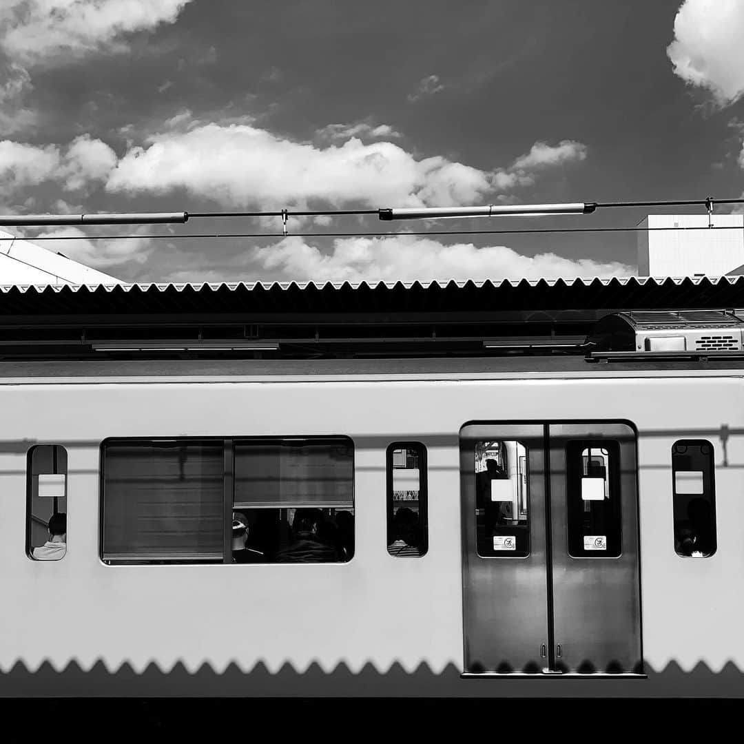 naotakeのインスタグラム：「晴れの日 - A sunny day / iPhone XR + Snapseed, 20190529 . . 長い一日だった。 . . #royalsnappingartists #infamous_family #rsa_main #infinity_photo_cult #2_fineart #jp_gallery #jp_gallery_bnw #trb_bnw #wp_bnw  #bnw_life #bnwlife_member #bnw_life_shots #bnw_captures #world_bnw #top_bnw #team_jp_ #team_jp_モノクロ #ig_energy_bw #ig_nihon #streetphotographybnw #igersjp #blackandwhite #bnw #bnwphoto #monochrome #bw #bnwphotography #ShotOniPhone #shotoniphoneXR」