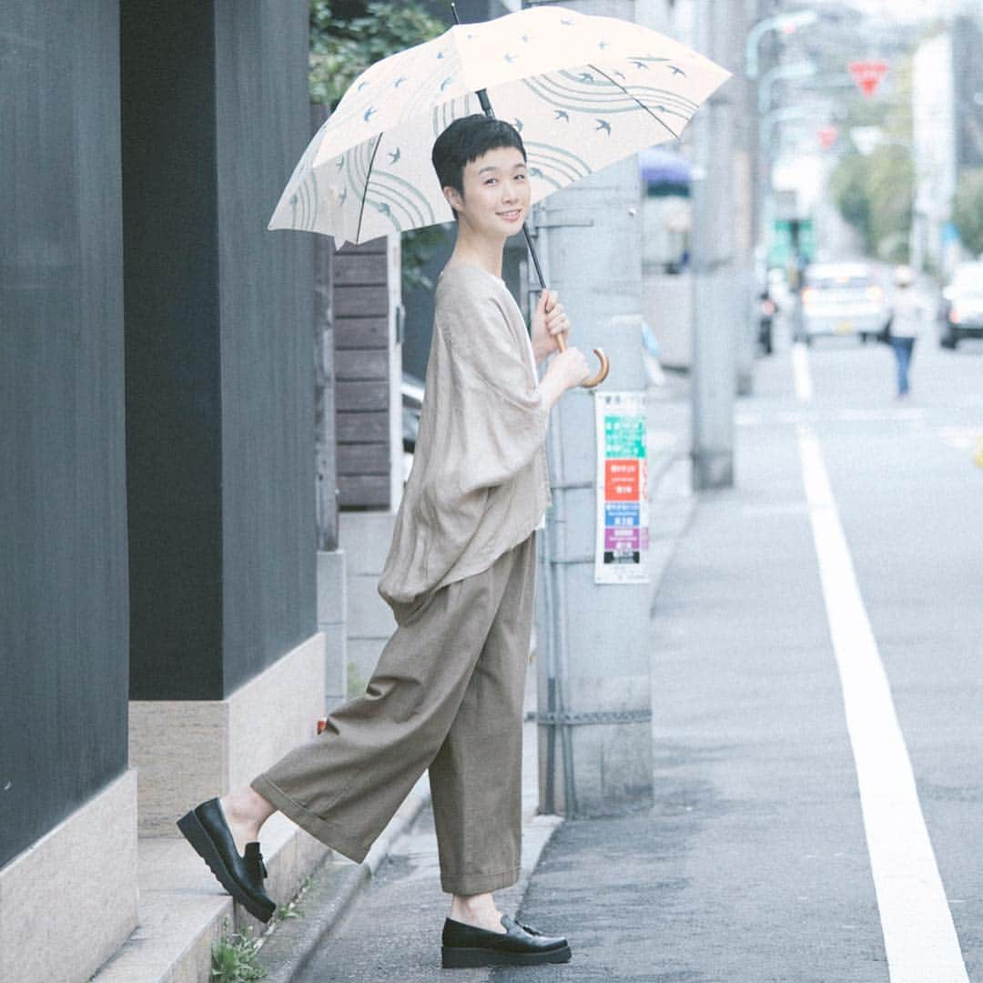 ナチュランさんのインスタグラム写真 - (ナチュランInstagram)「【 雨の日 】のおしゃれなよそおい﻿﻿ ﻿﻿ 雨の日もいつもと変わらないおしゃれが楽しめるように、デイリーに溶け込むデザインのレイングッズを集めました。﻿ 見た目だけでなく、機能性もしっかり備えた梅雨の時期に活躍するアイテムです。﻿﻿ ﻿ ﻿ ﻿﻿ -----------﻿﻿﻿﻿﻿﻿ ■garden　長傘(A・オフホワイト)［MKU-2G30-0743-A］﻿﻿﻿ やわらかなオフホワイトにお花や葉っぱのモチーフが描かれた雨傘。骨部分にグラスファイバーを使い、軽いのも魅力です。﻿﻿ ﻿﻿ -----------﻿﻿﻿﻿﻿﻿ ■スリッポンレインスニーカー(A・ブラック)［ZOO-2K29-1263-A］﻿﻿﻿ 撥水加工を施したシューズは、晴れた日も取り入れたいスリッポンタイプ。﻿﻿ ﻿﻿ -----------﻿﻿﻿﻿﻿﻿ ■つばめ　耐風傘(A・オフホワイト)［MKU-2G30-0738-A］﻿﻿﻿ 空を舞うツバメをプリントした爽やかなデザインの傘。雨の日の沈みがちな気分も和ませてくれます。﻿﻿ ﻿﻿ -----------﻿﻿﻿﻿﻿﻿ ■タッセル付レインシューズ(ブラック)［CSR-2K24-1240-A］﻿﻿﻿ ウィングチップにタッセルの付いたローファータイプのレインシューズ。﻿ ﻿ -----------﻿﻿﻿﻿﻿﻿ ﻿■水玉　折りたたみ傘　晴雨兼用(C・ネイビー)［MKU-2G30-0740-C］﻿﻿﻿ ベーシックな水玉模様を鮮やかな配色で仕上げた折りたたみ傘。﻿ ﻿ ﻿-----------﻿﻿﻿﻿﻿﻿ ﻿■JUMPYサイドゴアレインブーツ(B・MARRON×NOIR)［EMT-2K81-648-B］﻿﻿﻿ 太すぎない足回りが大人っぽいいサイドゴアレインブーツは、季節問わずシーズンレスで活躍。﻿﻿ ﻿﻿ ﻿﻿ ------------------------------﻿﻿﻿﻿﻿﻿ ﻿﻿﻿ ▶️お買いものは写真内のタグをタップしてくださいね。﻿﻿ またはプロフィールからもナチュランへリンクしています。→@natulan_official﻿﻿﻿﻿﻿﻿ ﻿﻿﻿ ▶️写真内のタグは、販売中でも消えている場合がございます。﻿﻿ ぜひ、ナチュランの検索窓から、商品コード又は商品名を、検索してみてくださいね。﻿﻿﻿﻿﻿﻿ ﻿﻿﻿ ▶️プロフィール画面では、季節のおすすめ商品や、再入荷情報をご紹介しています。﻿﻿ ぜひ、ご覧くださいませ。→@natulan_official﻿﻿﻿﻿﻿﻿ ﻿﻿﻿﻿﻿﻿ -----------﻿﻿﻿﻿﻿﻿ #lifewear #fashion #今日のコーデ #コーディネート #ファッション #ナチュラル #ナチュラン #natulan #日々の暮らし #暮らしを楽しむ #シンプルライフ #シンプルコーデ #シンプル #春夏コーデ #大人女子 #大人コーデ #ナチュラルコーデ #レイン #傘 #ワンピース #レインブーツ#雨の日コーデ　#水玉　#撥水加工 #撥水 #雨の日 #ロングワンピース #ドット #ウィングチップ#ashinagaojisan_gram」5月28日 20時03分 - natulan_official