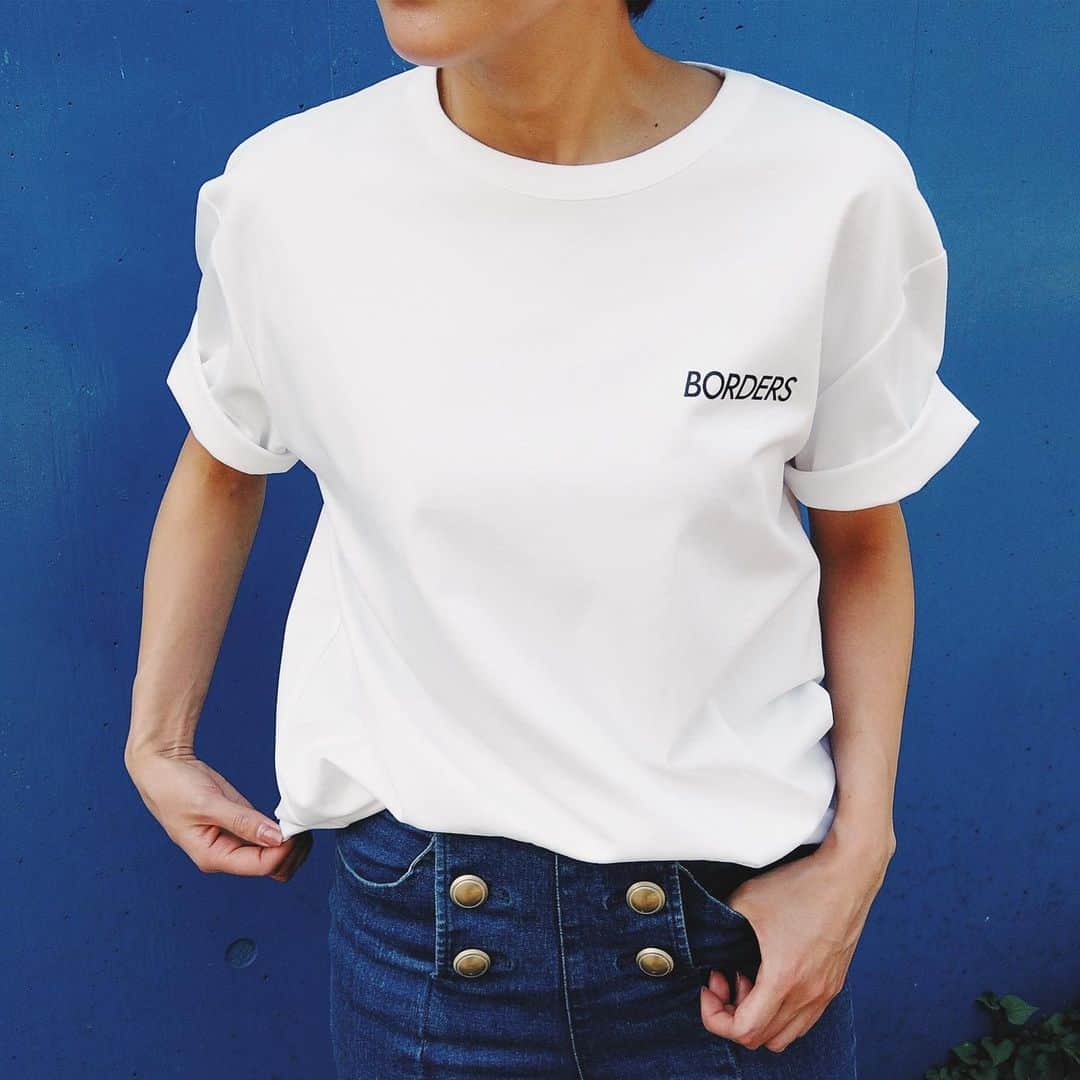 BORDERS at BALCONYのインスタグラム：「@bordersatbalcony_official の「BORDERS TEE」は男女兼用のヴィンテージ・ロゴTEEです。職人が一枚一枚ヴィンテージ加工しているので、それぞれ表情が違います。是非この独特なヴィンテージ感をお楽しみください。⠀⠀」
